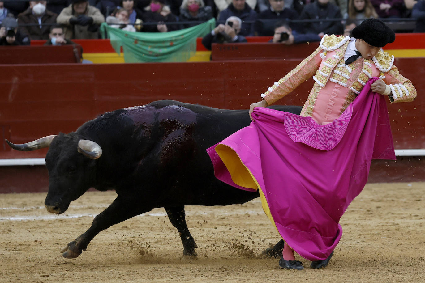 Corrida de toros de la Feria de Fallas, con reses de Victoriano del Río para Diego Urdiales, José María Manzanares y Roca Rey. 