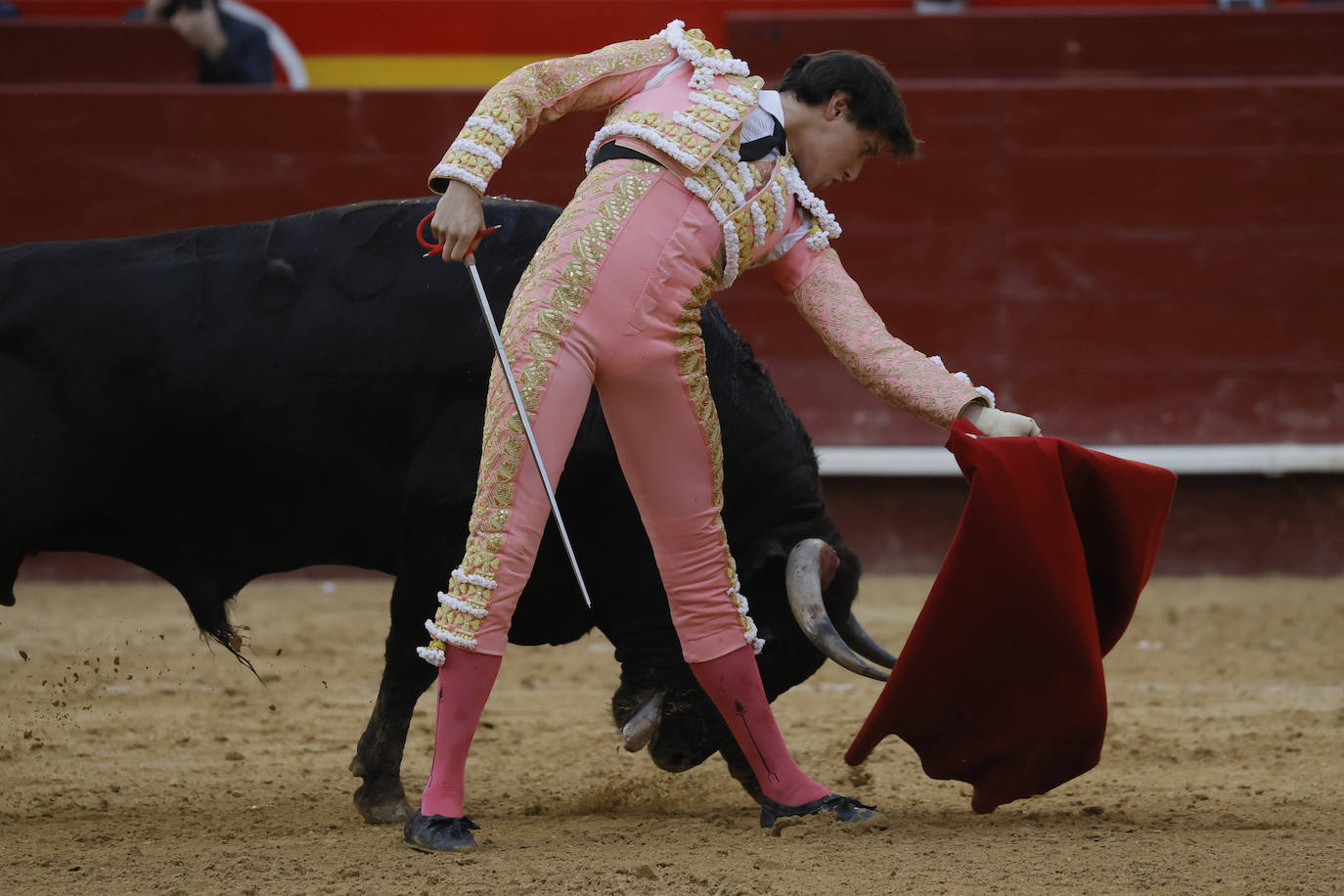 Corrida de toros de la Feria de Fallas, con reses de Victoriano del Río para Diego Urdiales, José María Manzanares y Roca Rey. 