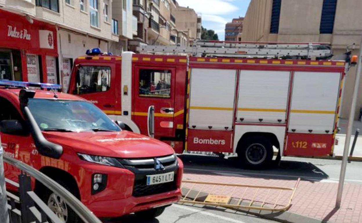 Los bomberos accedieron a la vivienda forzando la puerta. 