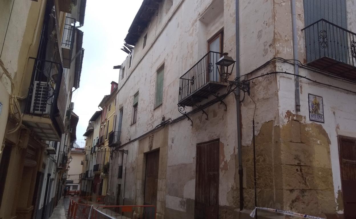 Vivienda afectada por las lluvias con la caída de parte de la cubierta (a la izquierda).