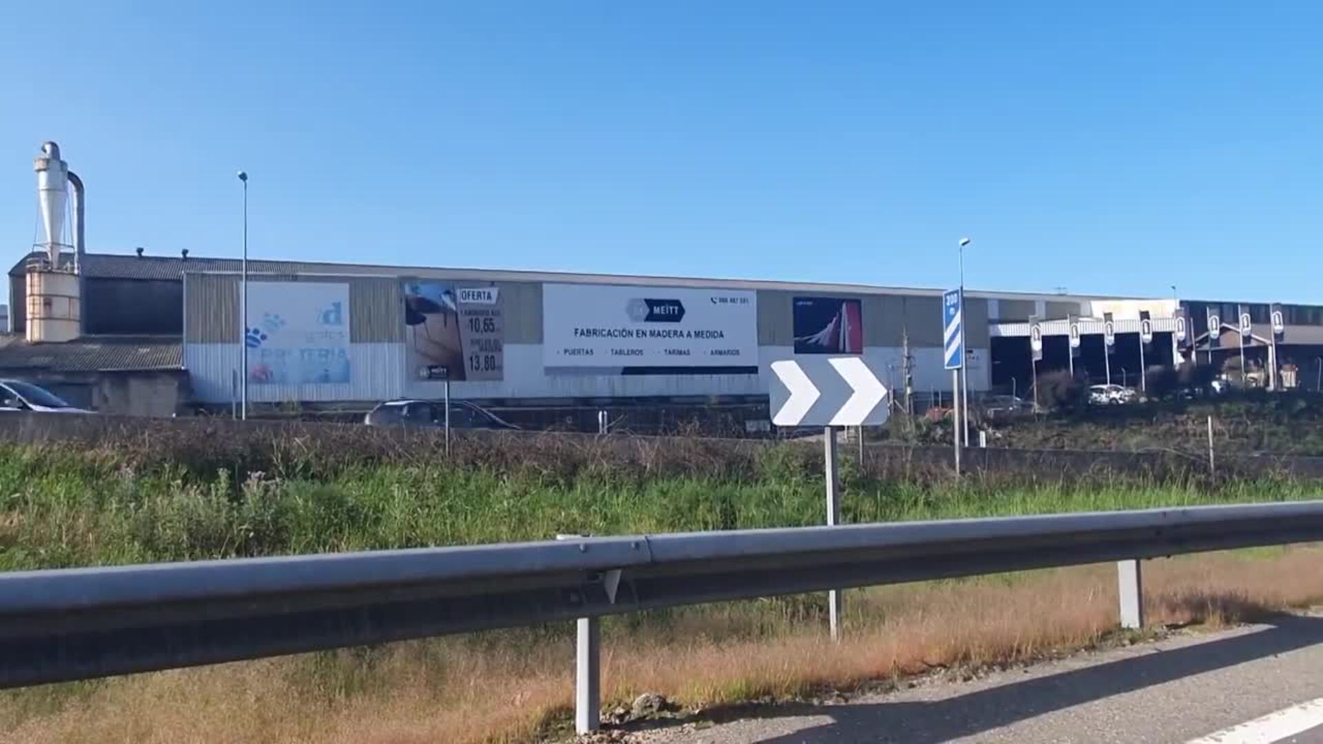 El día 5 de paro arranca con una caravana de camiones a la entrada de Vigo