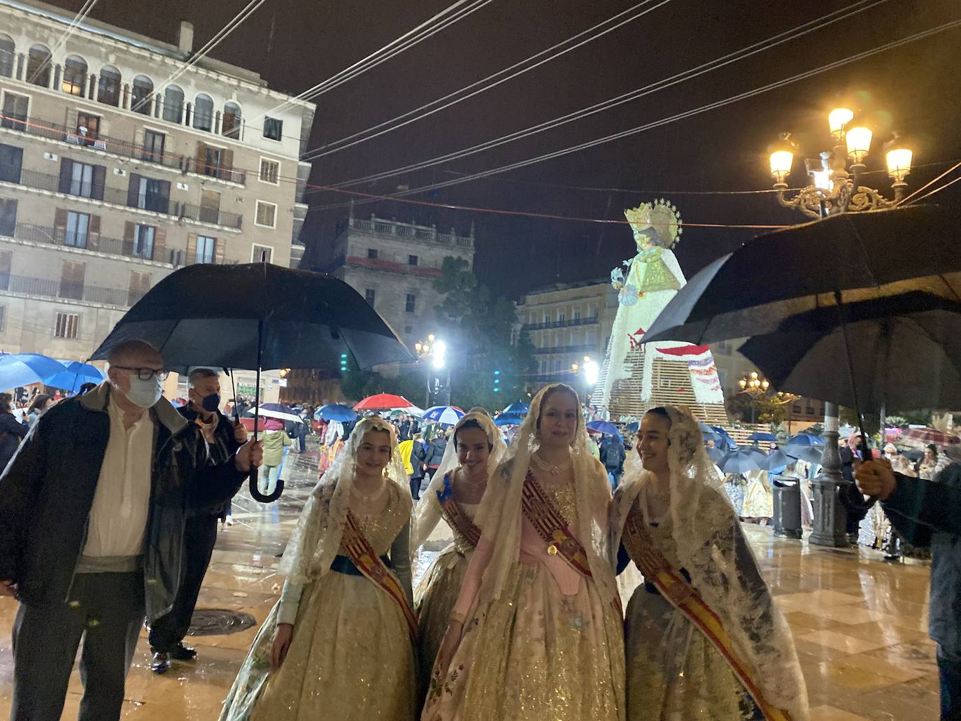 La lluvia no ha podido con el fervor a la Virgen de los Desemperados. La primera jornada de la ofrenda de las Fallas está pasada por agua y protagonizada por las flores y los paraguas, pero nada detiene la ilusión de los falleros de desfilar hasta la Mare de Déu. 