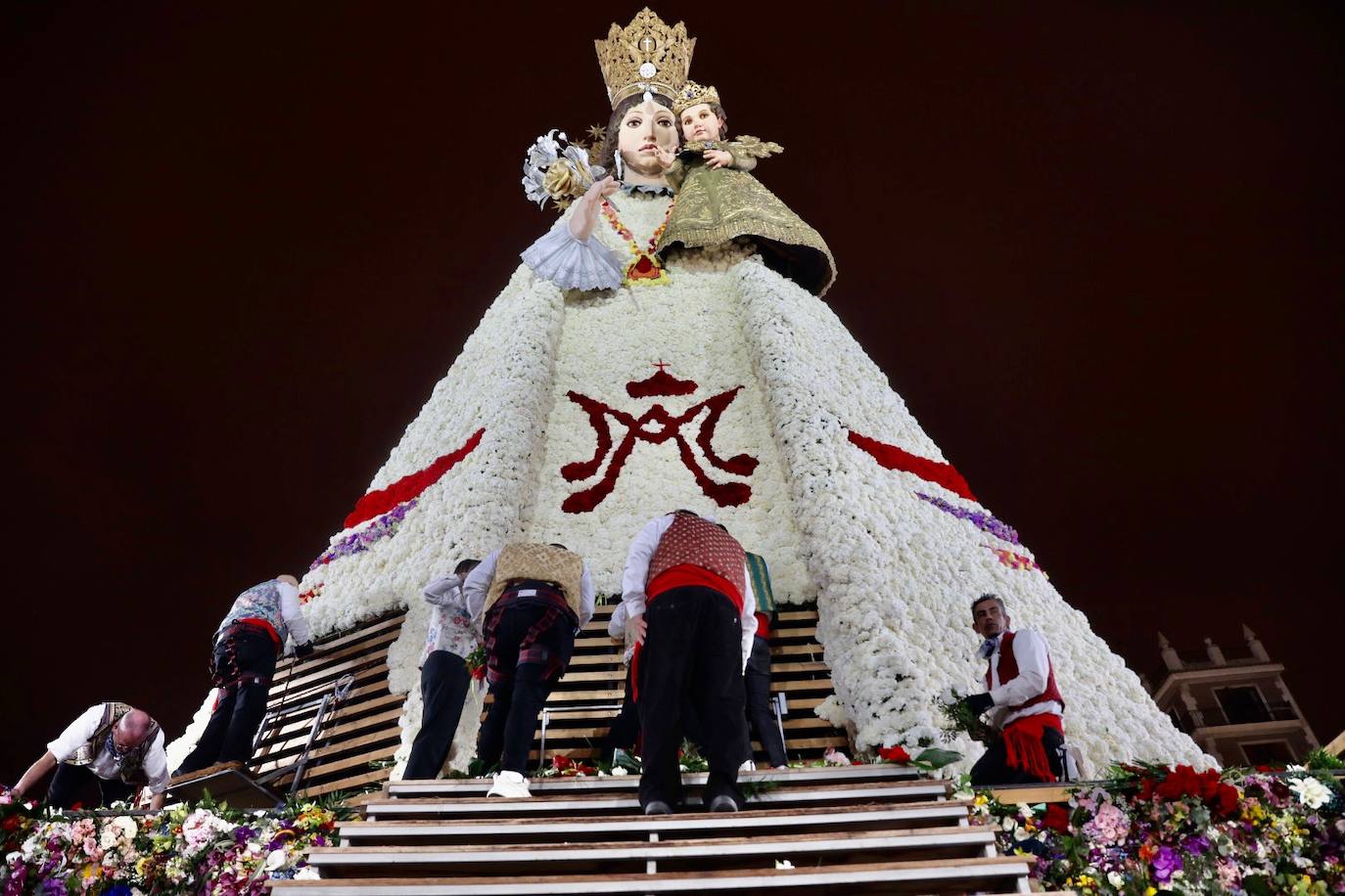 El fervor a la Virgen de los Desemperados continúa en la segunda jornada de la ofrenda de las Fallas. Emoción e ilusión a partes iguales. Además, este viernes, el tiempo ha dado una tregua a los falleros, que han podido desfilar hasta hasta la Mare de Déu sin lluvia. 