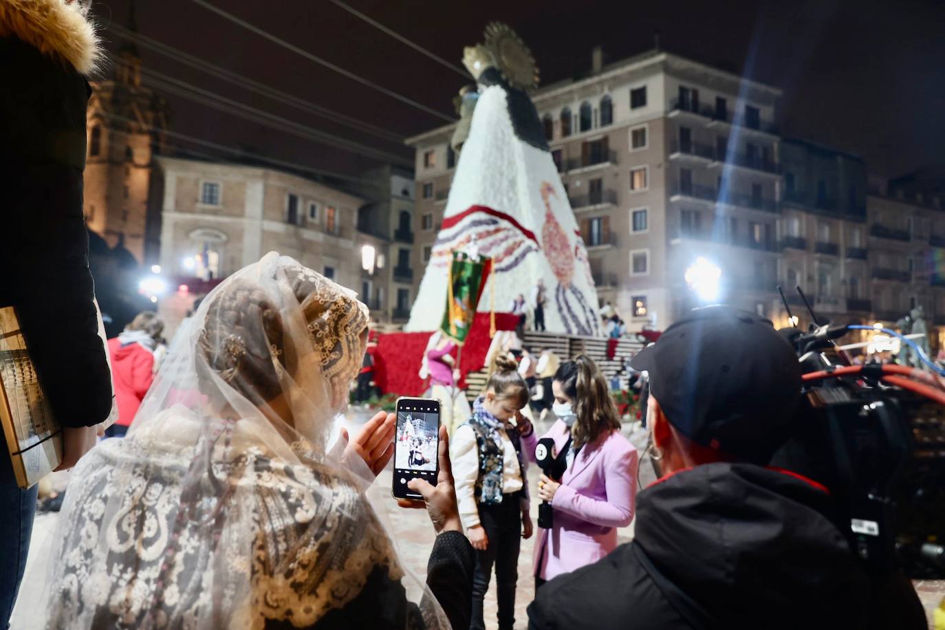 El fervor a la Virgen de los Desemperados continúa en la segunda jornada de la ofrenda de las Fallas. Emoción e ilusión a partes iguales. Además, este viernes, el tiempo ha dado una tregua a los falleros, que han podido desfilar hasta hasta la Mare de Déu sin lluvia. 