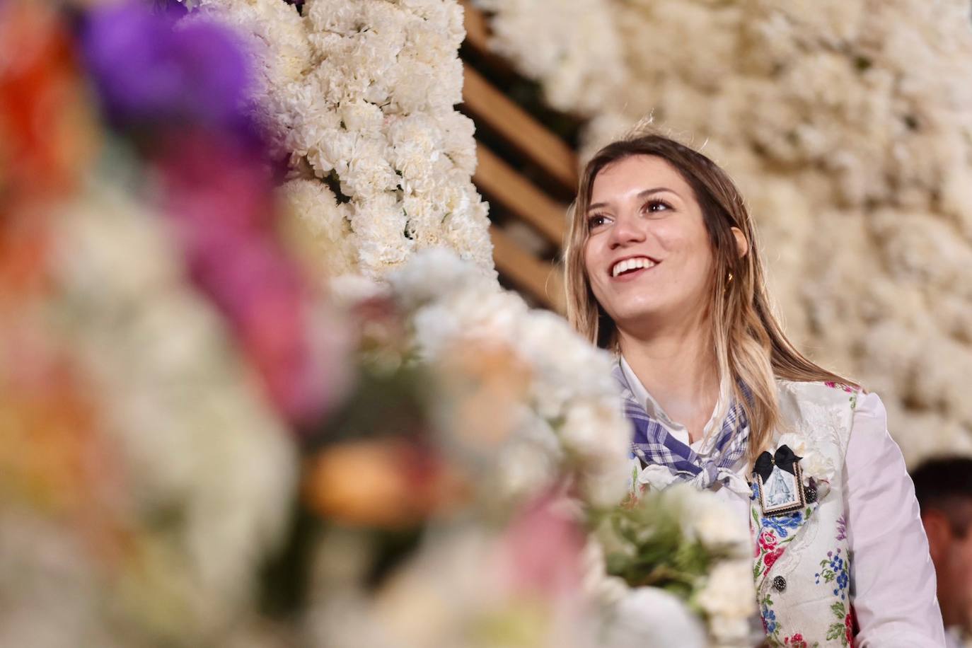 El fervor a la Virgen de los Desemperados continúa en la segunda jornada de la ofrenda de las Fallas. Emoción e ilusión a partes iguales. Además, este viernes, el tiempo ha dado una tregua a los falleros, que han podido desfilar hasta hasta la Mare de Déu sin lluvia. 