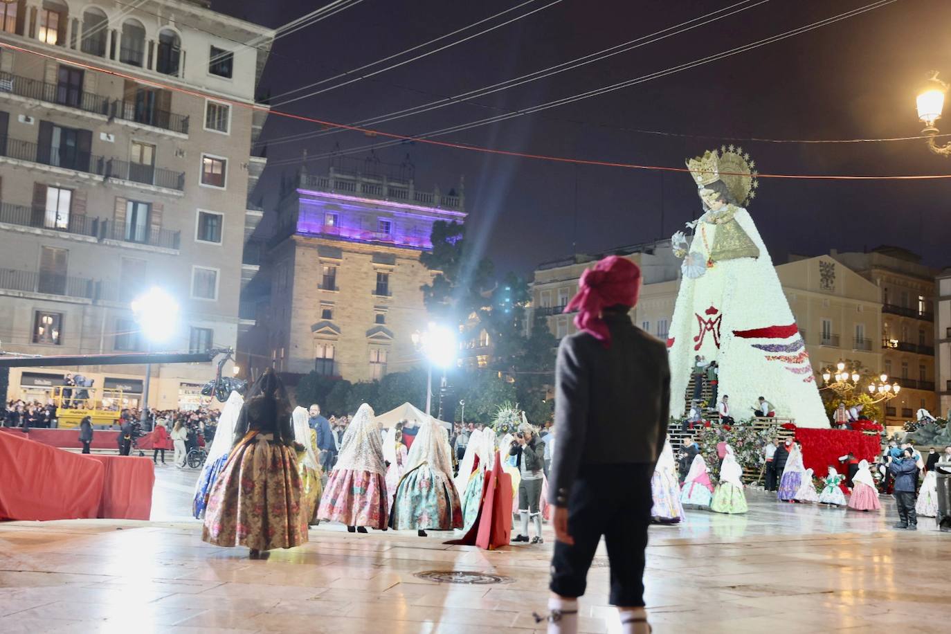 El fervor a la Virgen de los Desemperados continúa en la segunda jornada de la ofrenda de las Fallas. Emoción e ilusión a partes iguales. Además, este viernes, el tiempo ha dado una tregua a los falleros, que han podido desfilar hasta hasta la Mare de Déu sin lluvia. 