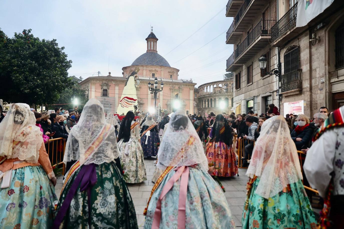 El fervor a la Virgen de los Desemperados continúa en la segunda jornada de la ofrenda de las Fallas. Emoción e ilusión a partes iguales. Además, este viernes, el tiempo ha dado una tregua a los falleros, que han podido desfilar hasta hasta la Mare de Déu sin lluvia. 