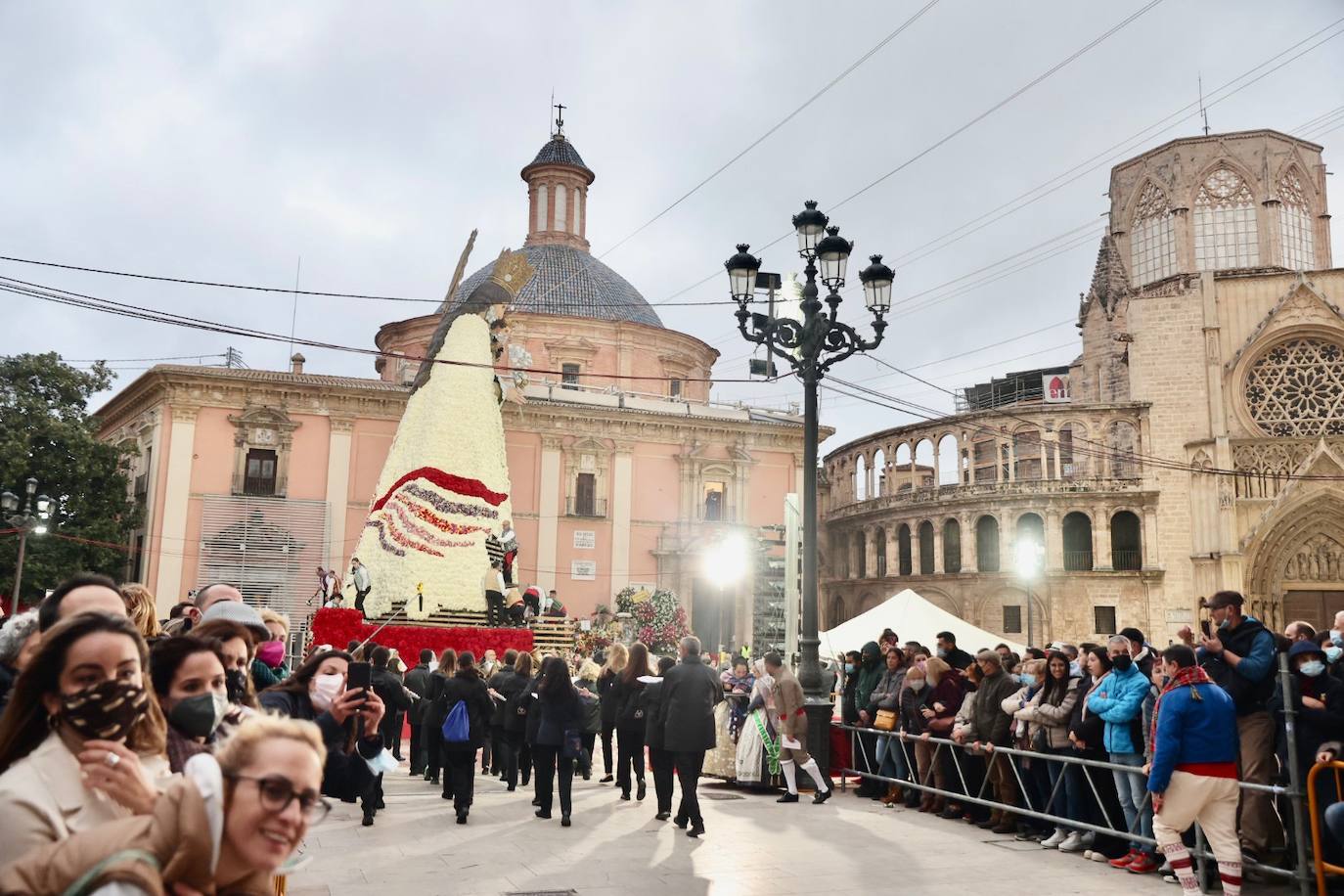 El fervor a la Virgen de los Desemperados continúa en la segunda jornada de la ofrenda de las Fallas. Emoción e ilusión a partes iguales. Además, este viernes, el tiempo ha dado una tregua a los falleros, que han podido desfilar hasta hasta la Mare de Déu sin lluvia. 