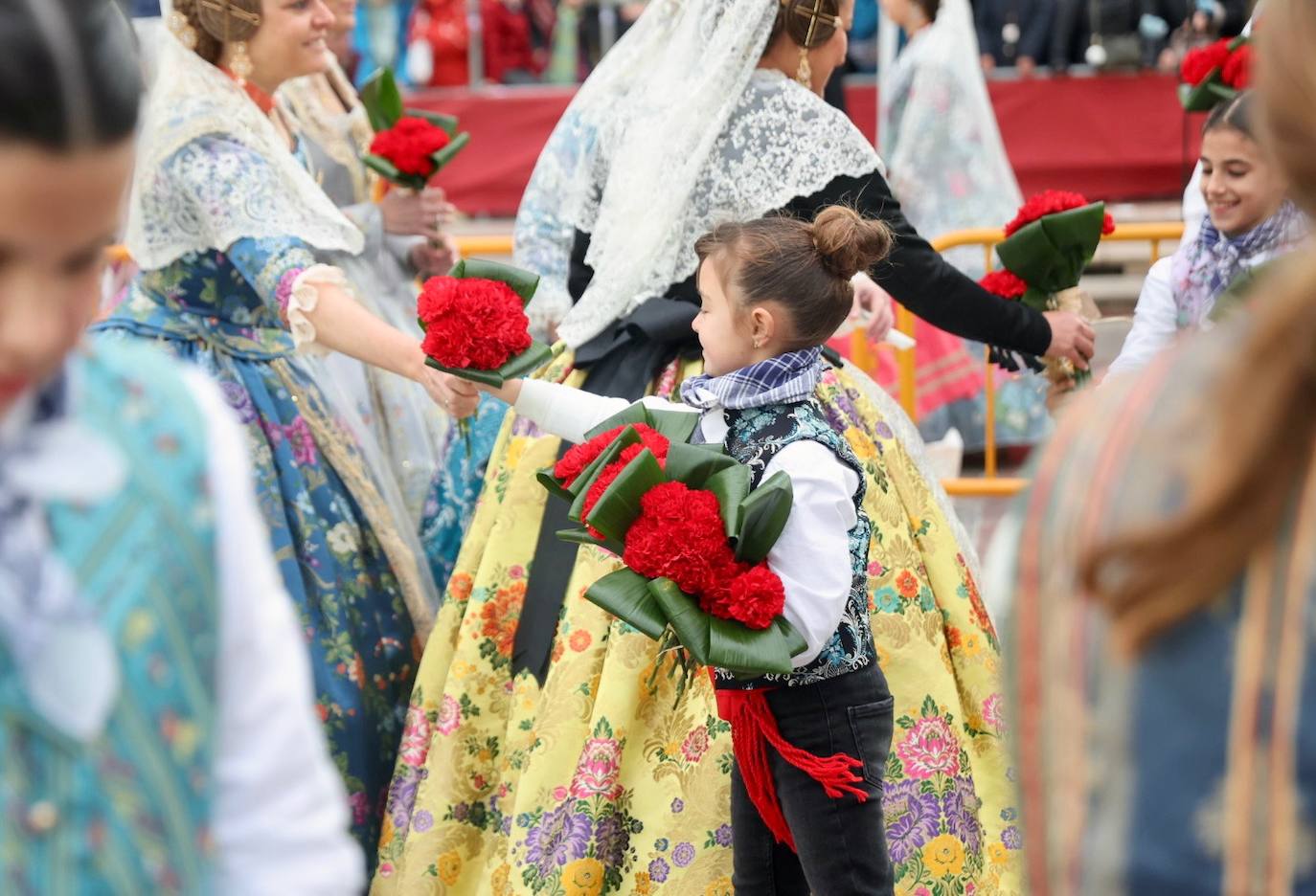 El fervor a la Virgen de los Desemperados continúa en la segunda jornada de la ofrenda de las Fallas. Emoción e ilusión a partes iguales. Además, este viernes, el tiempo ha dado una tregua a los falleros, que han podido desfilar hasta hasta la Mare de Déu sin lluvia. 