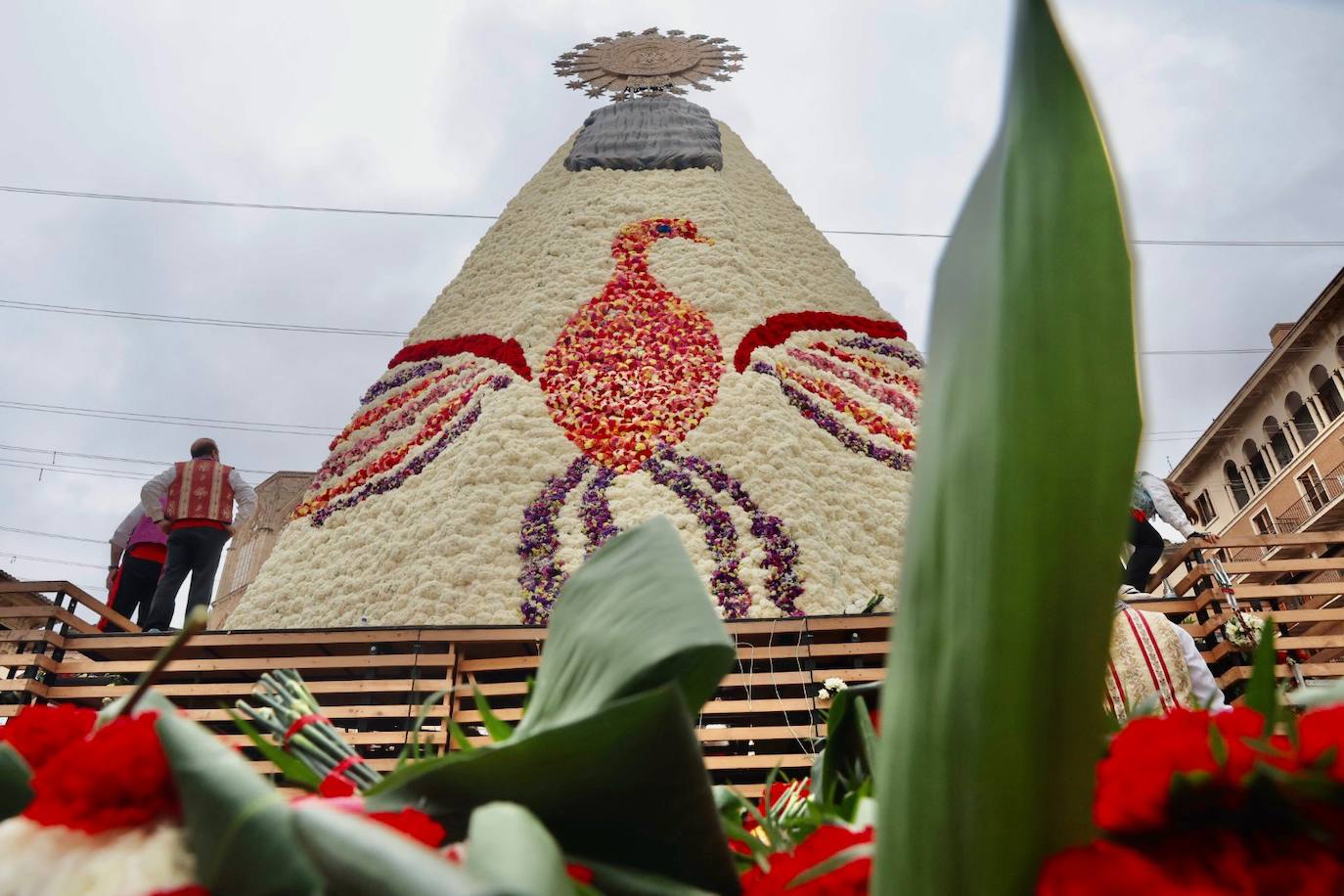 El fervor a la Virgen de los Desemperados continúa en la segunda jornada de la ofrenda de las Fallas. Emoción e ilusión a partes iguales. Además, este viernes, el tiempo ha dado una tregua a los falleros, que han podido desfilar hasta hasta la Mare de Déu sin lluvia. 