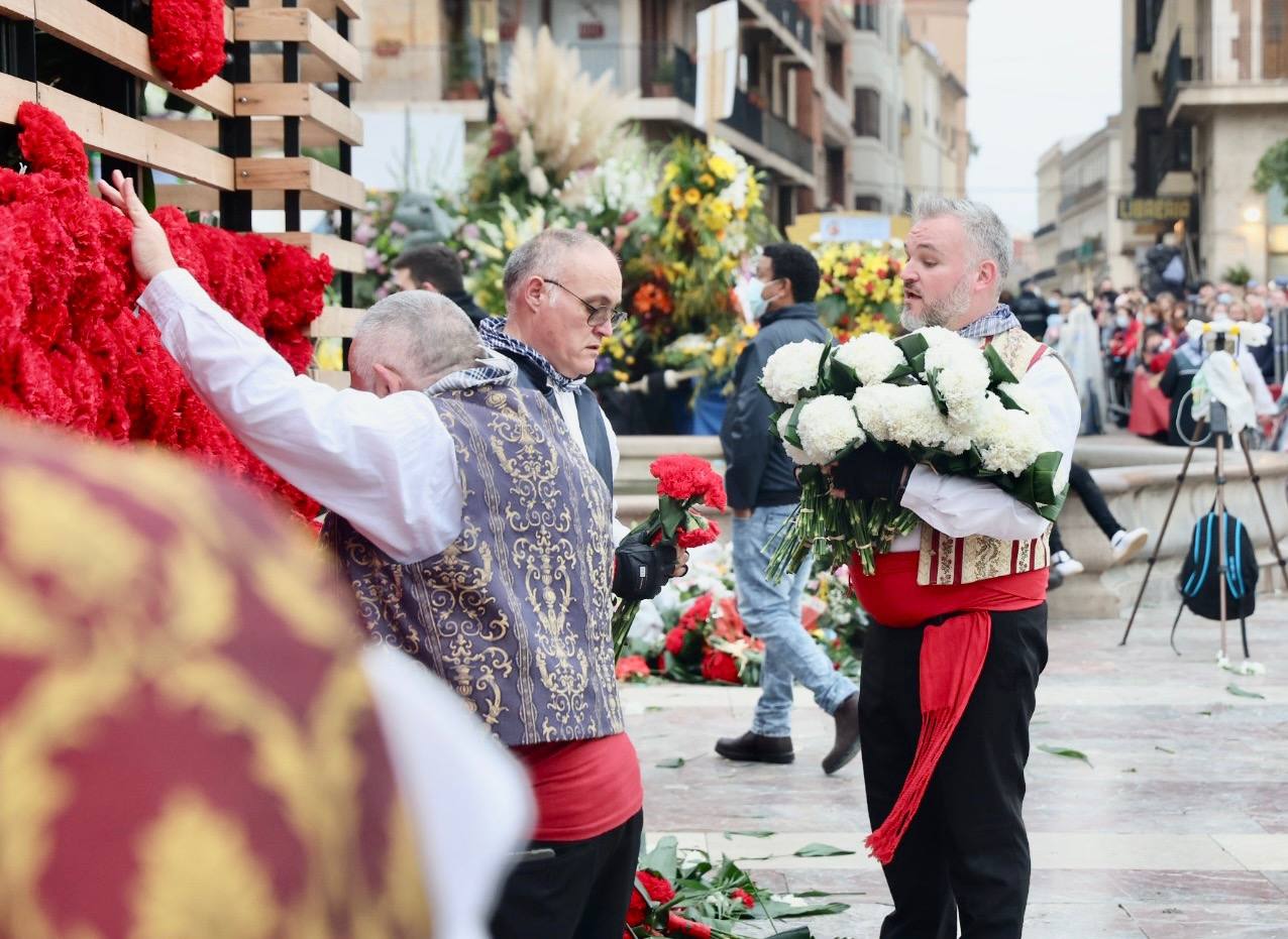 El fervor a la Virgen de los Desemperados continúa en la segunda jornada de la ofrenda de las Fallas. Emoción e ilusión a partes iguales. Además, este viernes, el tiempo ha dado una tregua a los falleros, que han podido desfilar hasta hasta la Mare de Déu sin lluvia. 