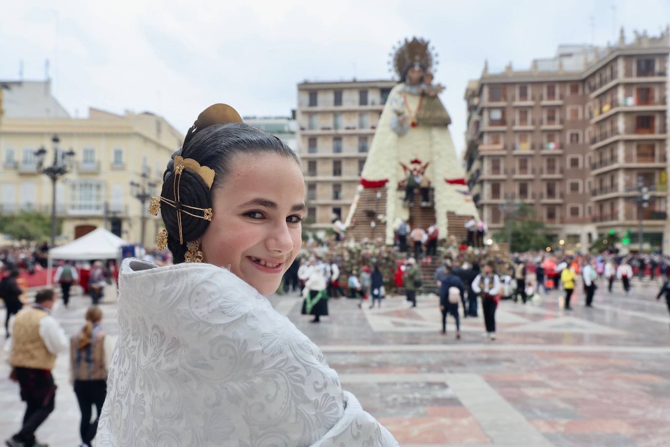 El fervor a la Virgen de los Desemperados continúa en la segunda jornada de la ofrenda de las Fallas. Emoción e ilusión a partes iguales. Además, este viernes, el tiempo ha dado una tregua a los falleros, que han podido desfilar hasta hasta la Mare de Déu sin lluvia. 