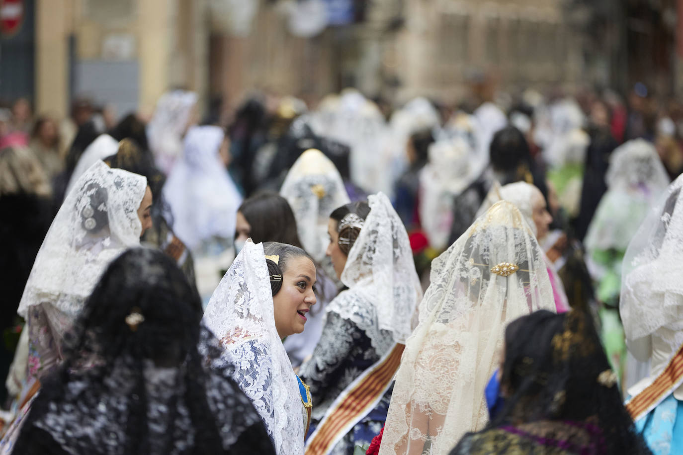 El fervor a la Virgen de los Desemperados continúa en la segunda jornada de la ofrenda de las Fallas. Emoción e ilusión a partes iguales. Además, este viernes, el tiempo ha dado una tregua a los falleros, que han podido desfilar hasta hasta la Mare de Déu sin lluvia. 