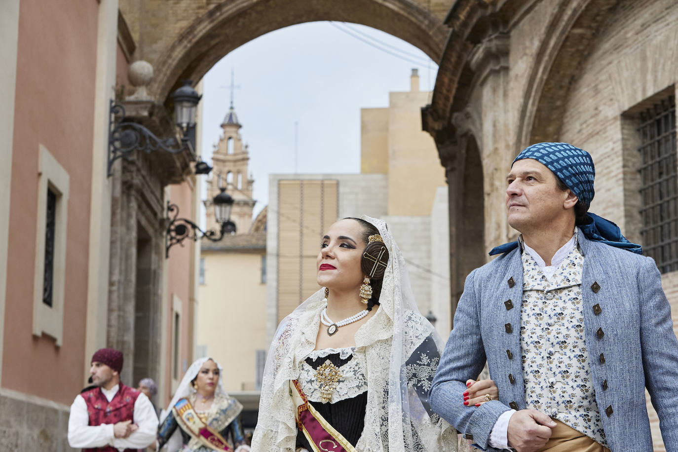 El fervor a la Virgen de los Desemperados continúa en la segunda jornada de la ofrenda de las Fallas. Emoción e ilusión a partes iguales. Además, este viernes, el tiempo ha dado una tregua a los falleros, que han podido desfilar hasta hasta la Mare de Déu sin lluvia. 