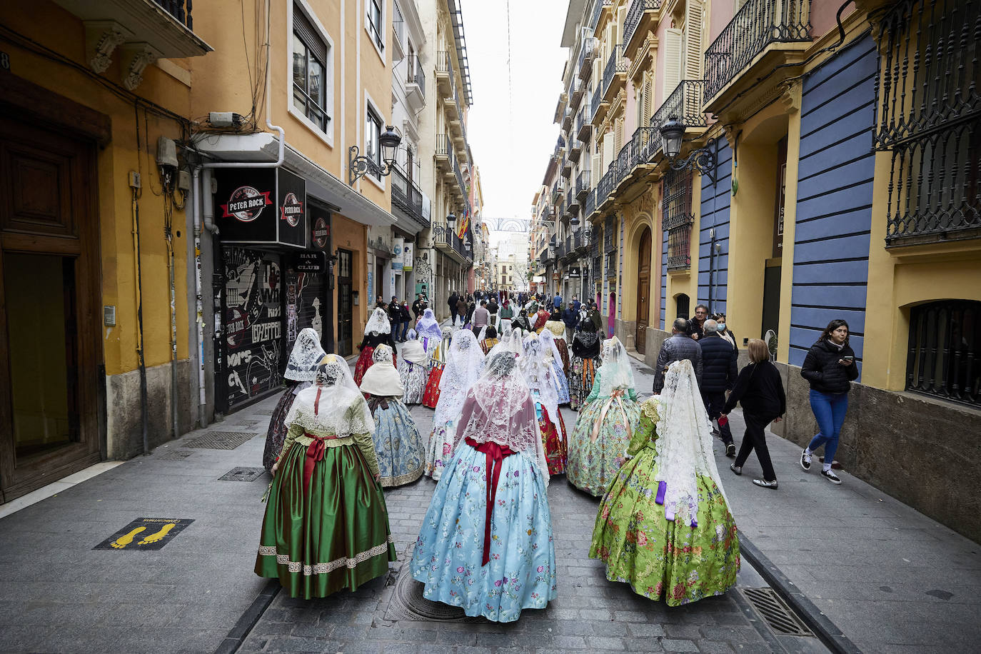 El fervor a la Virgen de los Desemperados continúa en la segunda jornada de la ofrenda de las Fallas. Emoción e ilusión a partes iguales. Además, este viernes, el tiempo ha dado una tregua a los falleros, que han podido desfilar hasta hasta la Mare de Déu sin lluvia. 