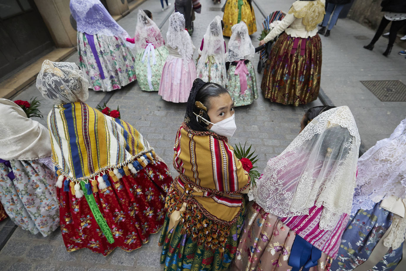 El fervor a la Virgen de los Desemperados continúa en la segunda jornada de la ofrenda de las Fallas. Emoción e ilusión a partes iguales. Además, este viernes, el tiempo ha dado una tregua a los falleros, que han podido desfilar hasta hasta la Mare de Déu sin lluvia. 