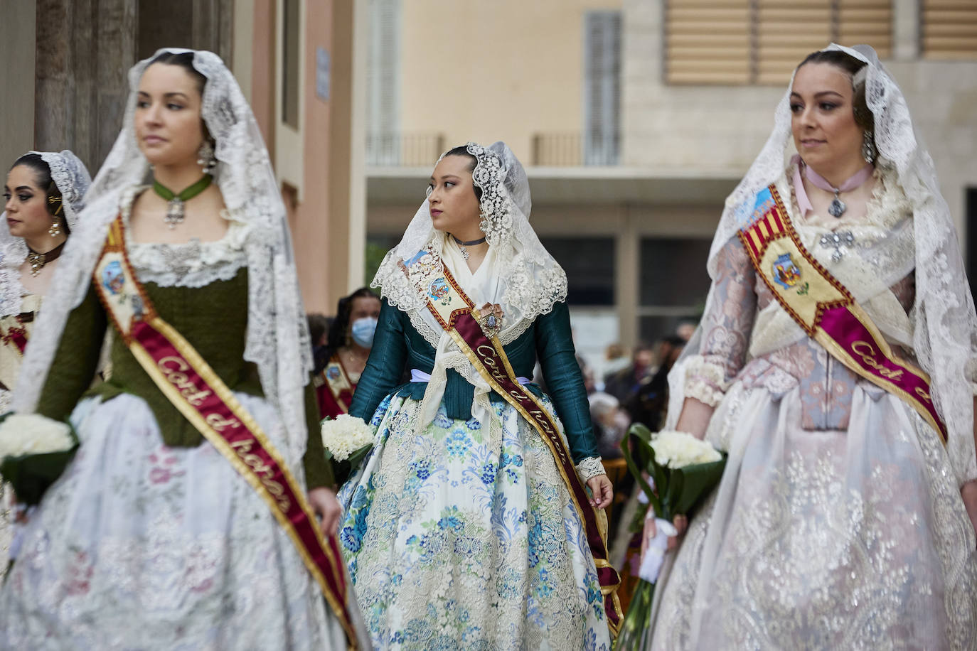 El fervor a la Virgen de los Desemperados continúa en la segunda jornada de la ofrenda de las Fallas. Emoción e ilusión a partes iguales. Además, este viernes, el tiempo ha dado una tregua a los falleros, que han podido desfilar hasta hasta la Mare de Déu sin lluvia. 