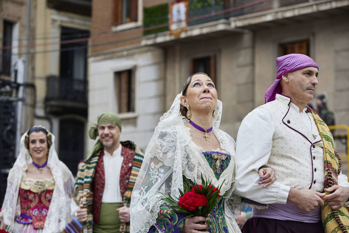 El fervor a la Virgen de los Desemperados continúa en la segunda jornada de la ofrenda de las Fallas. Emoción e ilusión a partes iguales. Además, este viernes, el tiempo ha dado una tregua a los falleros, que han podido desfilar hasta hasta la Mare de Déu sin lluvia. 