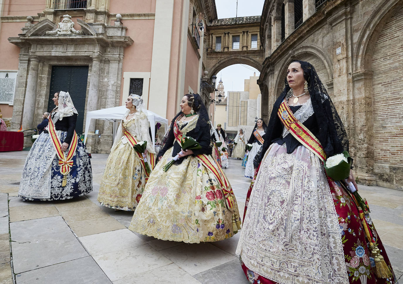 El fervor a la Virgen de los Desemperados continúa en la segunda jornada de la ofrenda de las Fallas. Emoción e ilusión a partes iguales. Además, este viernes, el tiempo ha dado una tregua a los falleros, que han podido desfilar hasta hasta la Mare de Déu sin lluvia. 