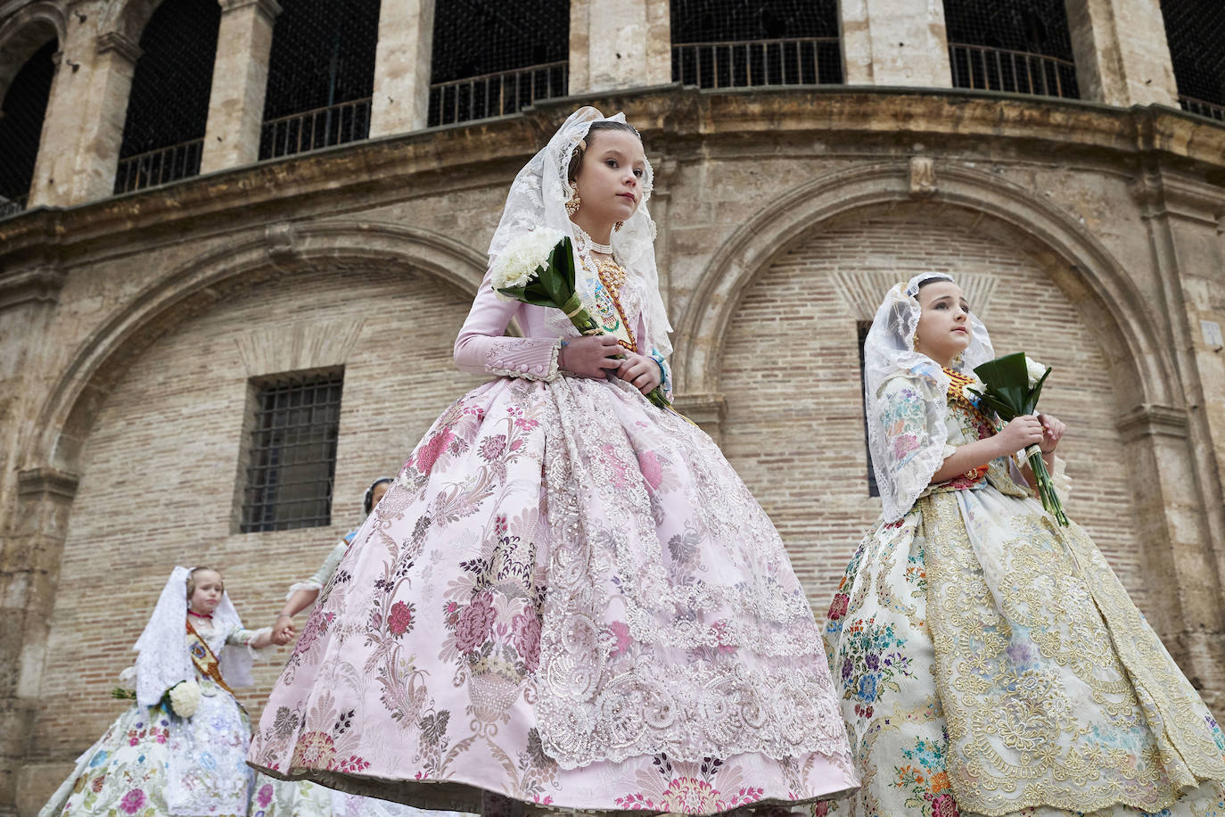 El fervor a la Virgen de los Desemperados continúa en la segunda jornada de la ofrenda de las Fallas. Emoción e ilusión a partes iguales. Además, este viernes, el tiempo ha dado una tregua a los falleros, que han podido desfilar hasta hasta la Mare de Déu sin lluvia. 