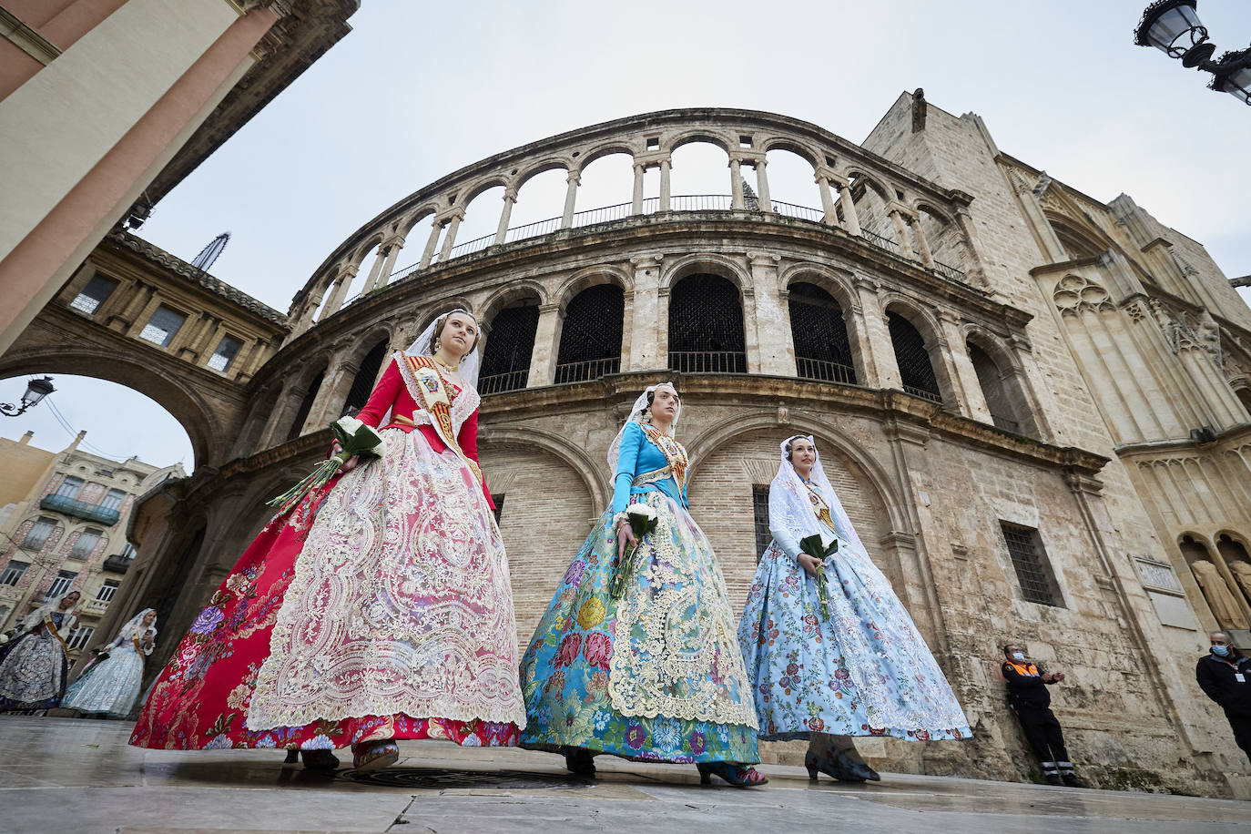 El fervor a la Virgen de los Desemperados continúa en la segunda jornada de la ofrenda de las Fallas. Emoción e ilusión a partes iguales. Además, este viernes, el tiempo ha dado una tregua a los falleros, que han podido desfilar hasta hasta la Mare de Déu sin lluvia. 