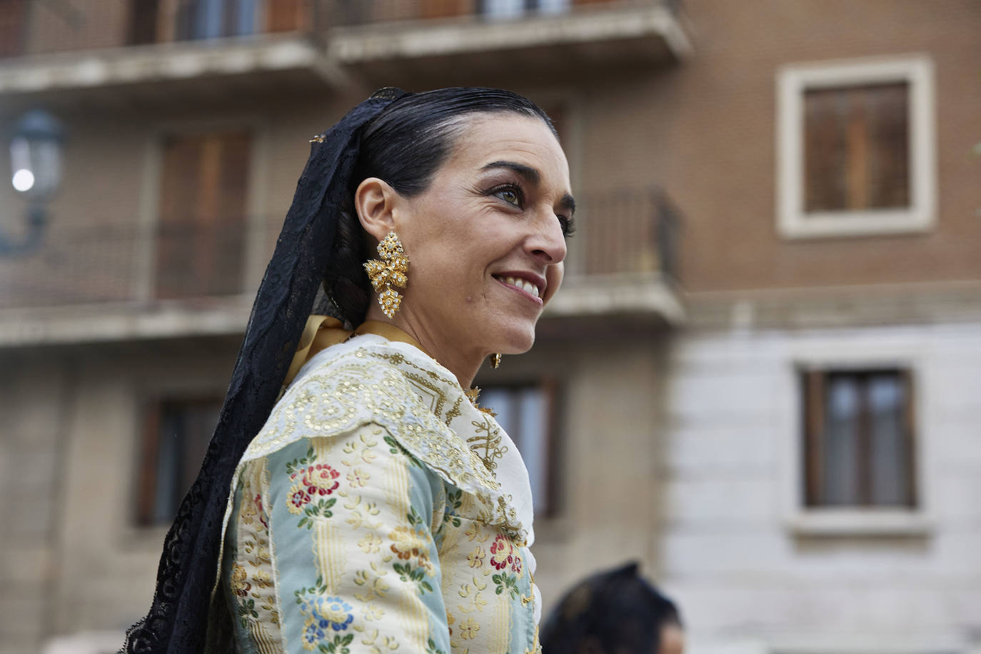 El fervor a la Virgen de los Desemperados continúa en la segunda jornada de la ofrenda de las Fallas. Emoción e ilusión a partes iguales. Además, este viernes, el tiempo ha dado una tregua a los falleros, que han podido desfilar hasta hasta la Mare de Déu sin lluvia. 