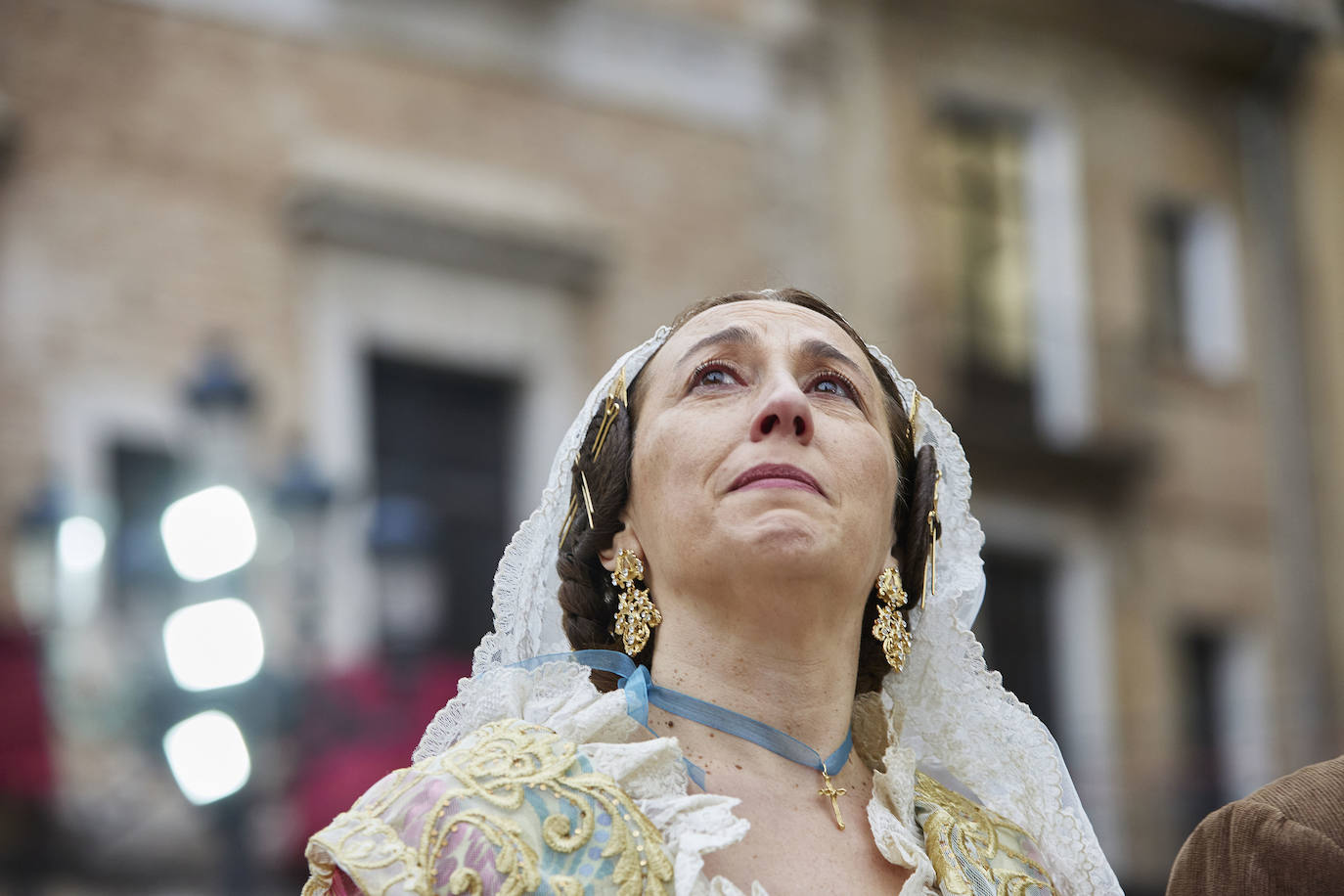 El fervor a la Virgen de los Desemperados continúa en la segunda jornada de la ofrenda de las Fallas. Emoción e ilusión a partes iguales. Además, este viernes, el tiempo ha dado una tregua a los falleros, que han podido desfilar hasta hasta la Mare de Déu sin lluvia. 