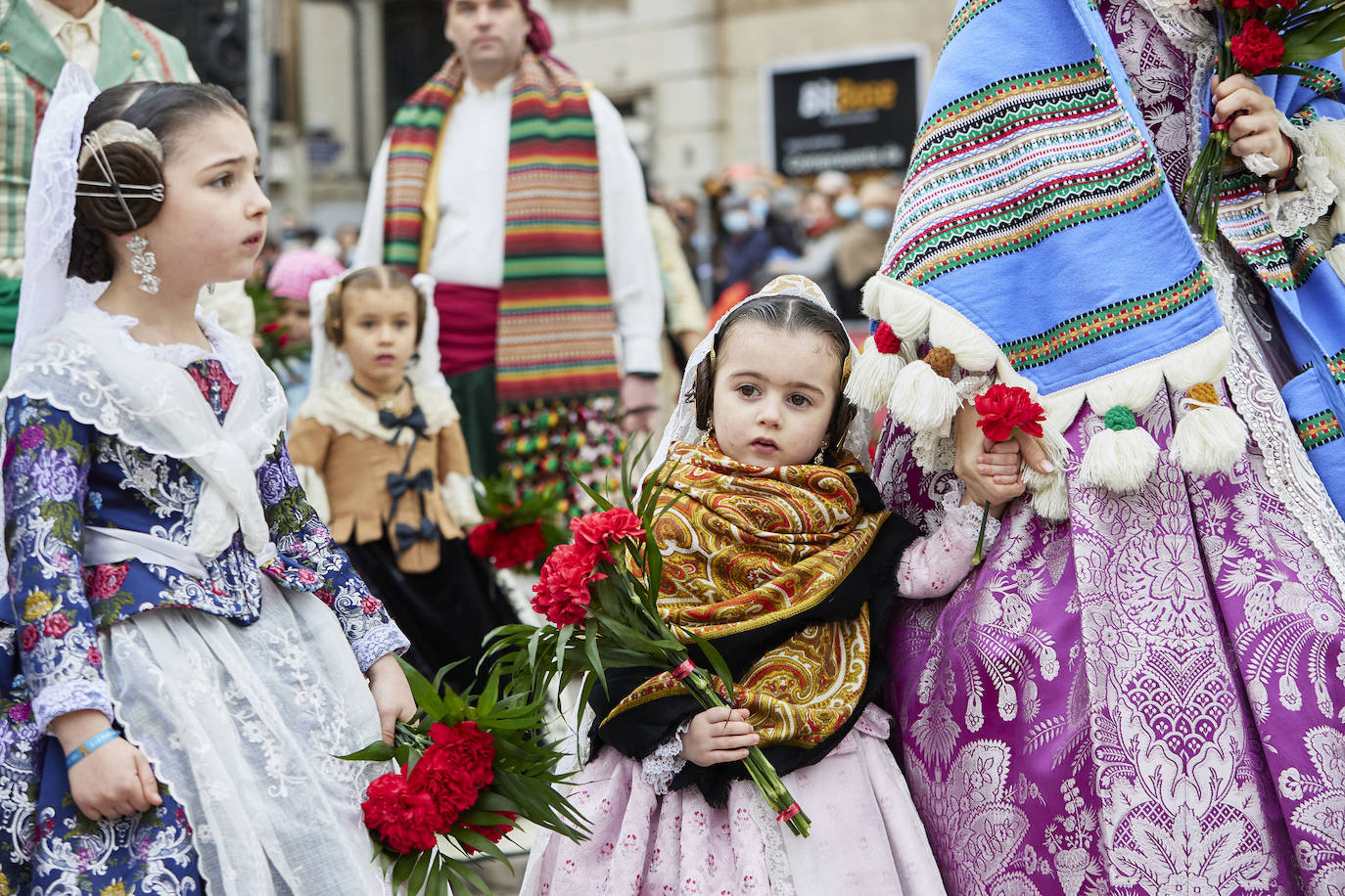 El fervor a la Virgen de los Desemperados continúa en la segunda jornada de la ofrenda de las Fallas. Emoción e ilusión a partes iguales. Además, este viernes, el tiempo ha dado una tregua a los falleros, que han podido desfilar hasta hasta la Mare de Déu sin lluvia. 