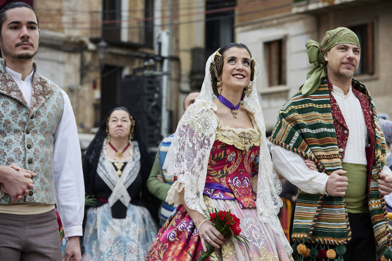 El fervor a la Virgen de los Desemperados continúa en la segunda jornada de la ofrenda de las Fallas. Emoción e ilusión a partes iguales. Además, este viernes, el tiempo ha dado una tregua a los falleros, que han podido desfilar hasta hasta la Mare de Déu sin lluvia. 