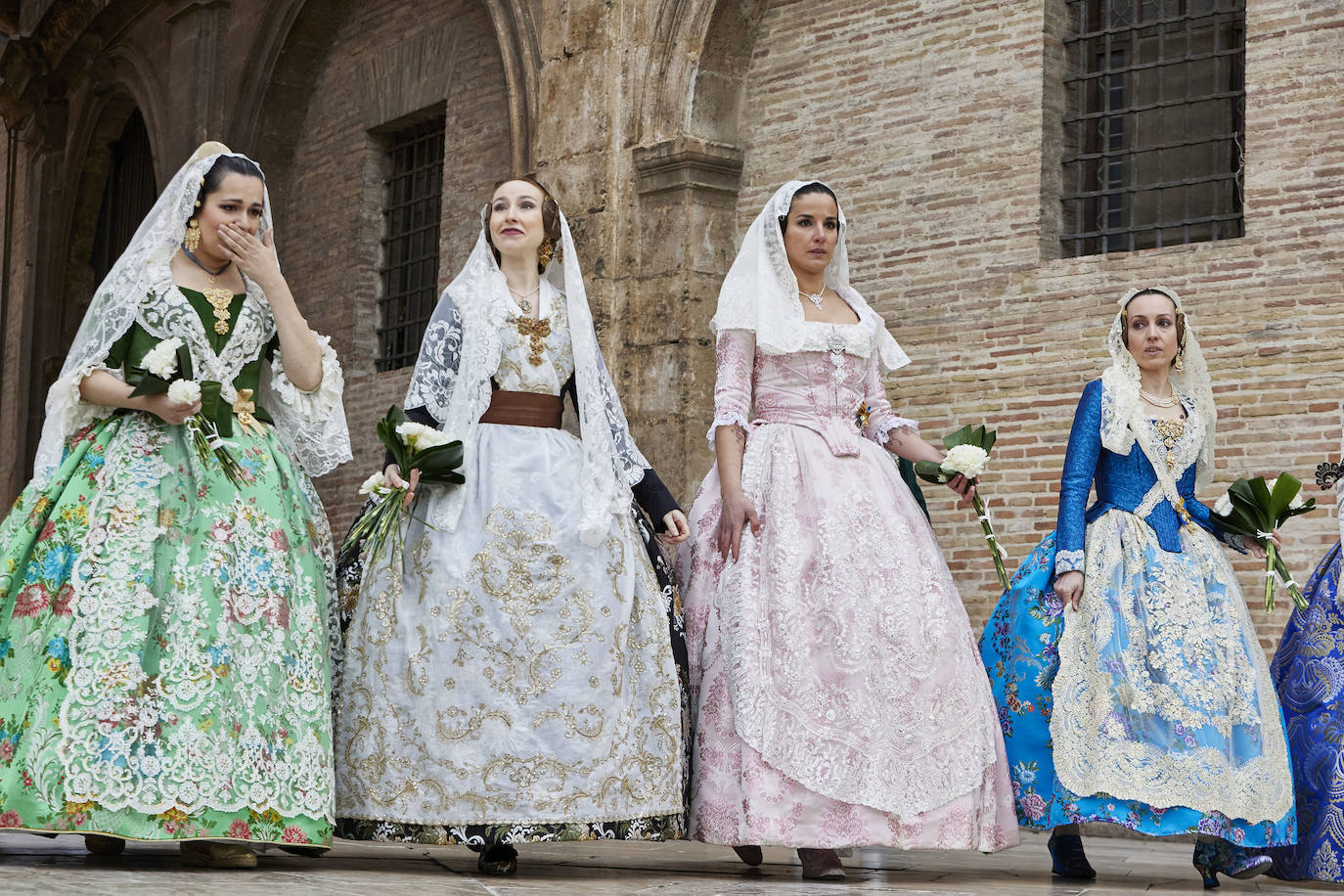 El fervor a la Virgen de los Desemperados continúa en la segunda jornada de la ofrenda de las Fallas. Emoción e ilusión a partes iguales. Además, este viernes, el tiempo ha dado una tregua a los falleros, que han podido desfilar hasta hasta la Mare de Déu sin lluvia. 