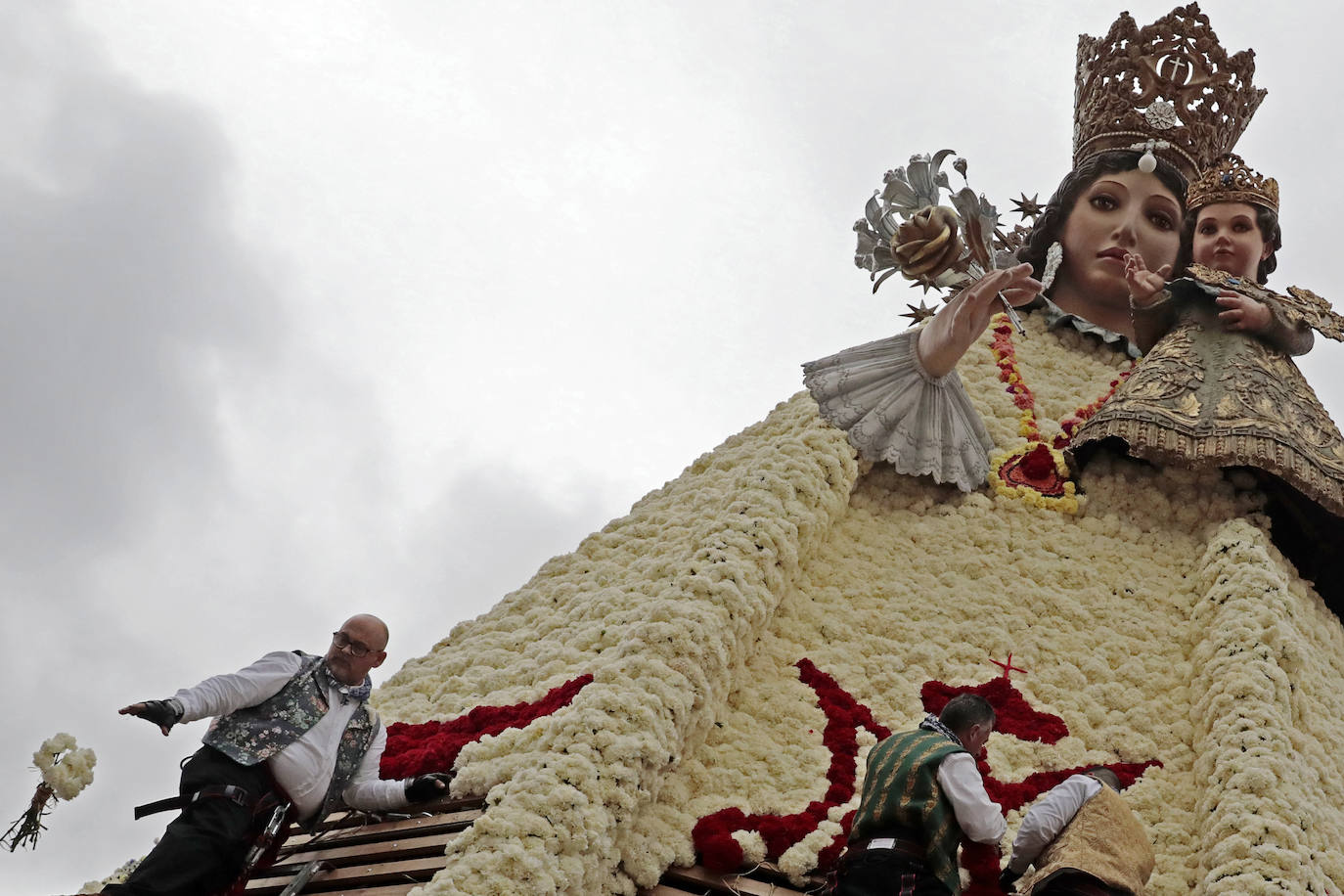 El fervor a la Virgen de los Desemperados continúa en la segunda jornada de la ofrenda de las Fallas. Emoción e ilusión a partes iguales. Además, este viernes, el tiempo ha dado una tregua a los falleros, que han podido desfilar hasta hasta la Mare de Déu sin lluvia. 