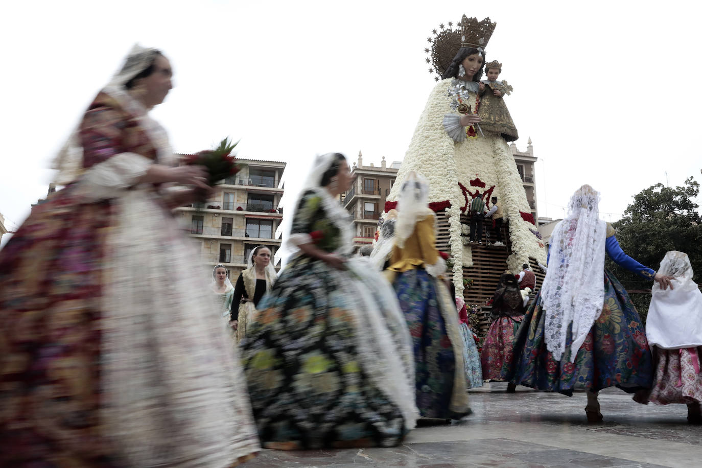 El fervor a la Virgen de los Desemperados continúa en la segunda jornada de la ofrenda de las Fallas. Emoción e ilusión a partes iguales. Además, este viernes, el tiempo ha dado una tregua a los falleros, que han podido desfilar hasta hasta la Mare de Déu sin lluvia. 