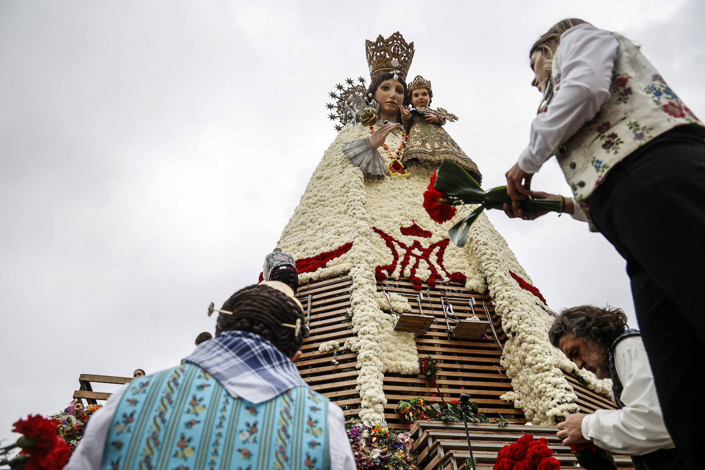 El fervor a la Virgen de los Desemperados continúa en la segunda jornada de la ofrenda de las Fallas. Emoción e ilusión a partes iguales. Además, este viernes, el tiempo ha dado una tregua a los falleros, que han podido desfilar hasta hasta la Mare de Déu sin lluvia. 