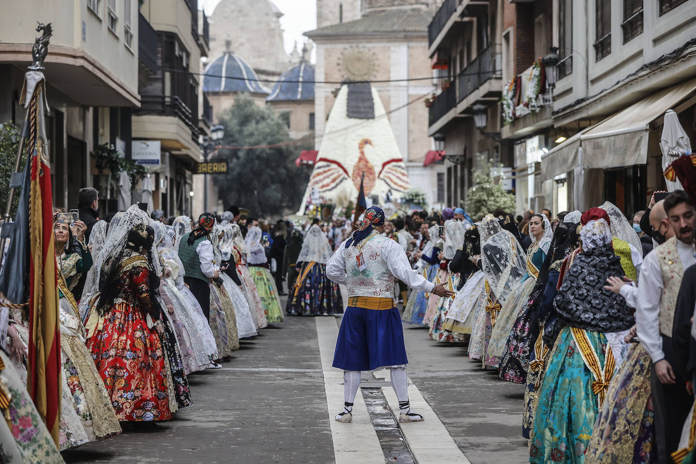 El fervor a la Virgen de los Desemperados continúa en la segunda jornada de la ofrenda de las Fallas. Emoción e ilusión a partes iguales. Además, este viernes, el tiempo ha dado una tregua a los falleros, que han podido desfilar hasta hasta la Mare de Déu sin lluvia. 