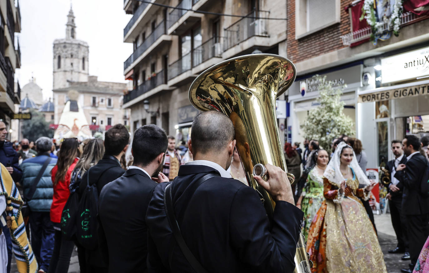 El fervor a la Virgen de los Desemperados continúa en la segunda jornada de la ofrenda de las Fallas. Emoción e ilusión a partes iguales. Además, este viernes, el tiempo ha dado una tregua a los falleros, que han podido desfilar hasta hasta la Mare de Déu sin lluvia. 