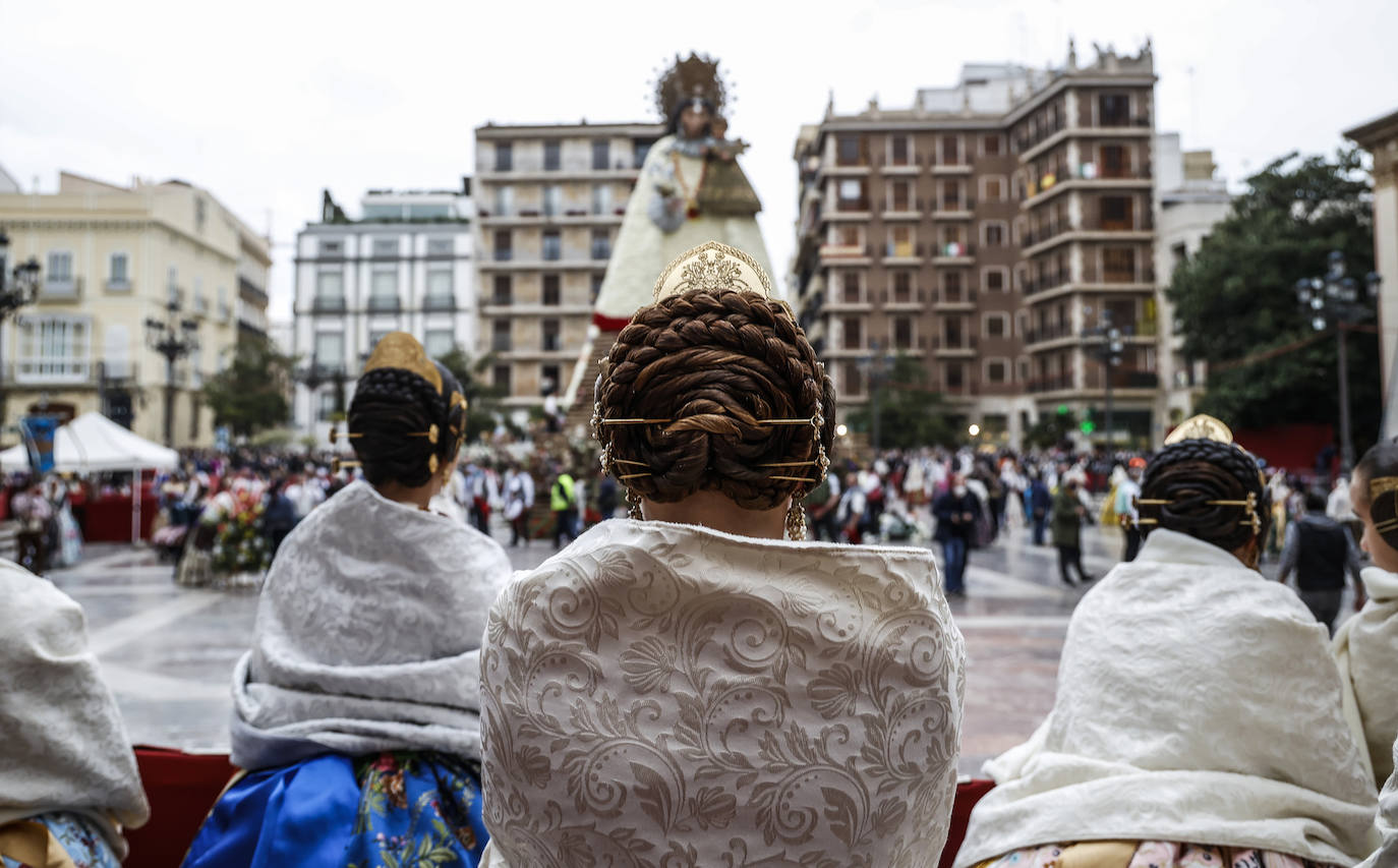 El fervor a la Virgen de los Desemperados continúa en la segunda jornada de la ofrenda de las Fallas. Emoción e ilusión a partes iguales. Además, este viernes, el tiempo ha dado una tregua a los falleros, que han podido desfilar hasta hasta la Mare de Déu sin lluvia. 