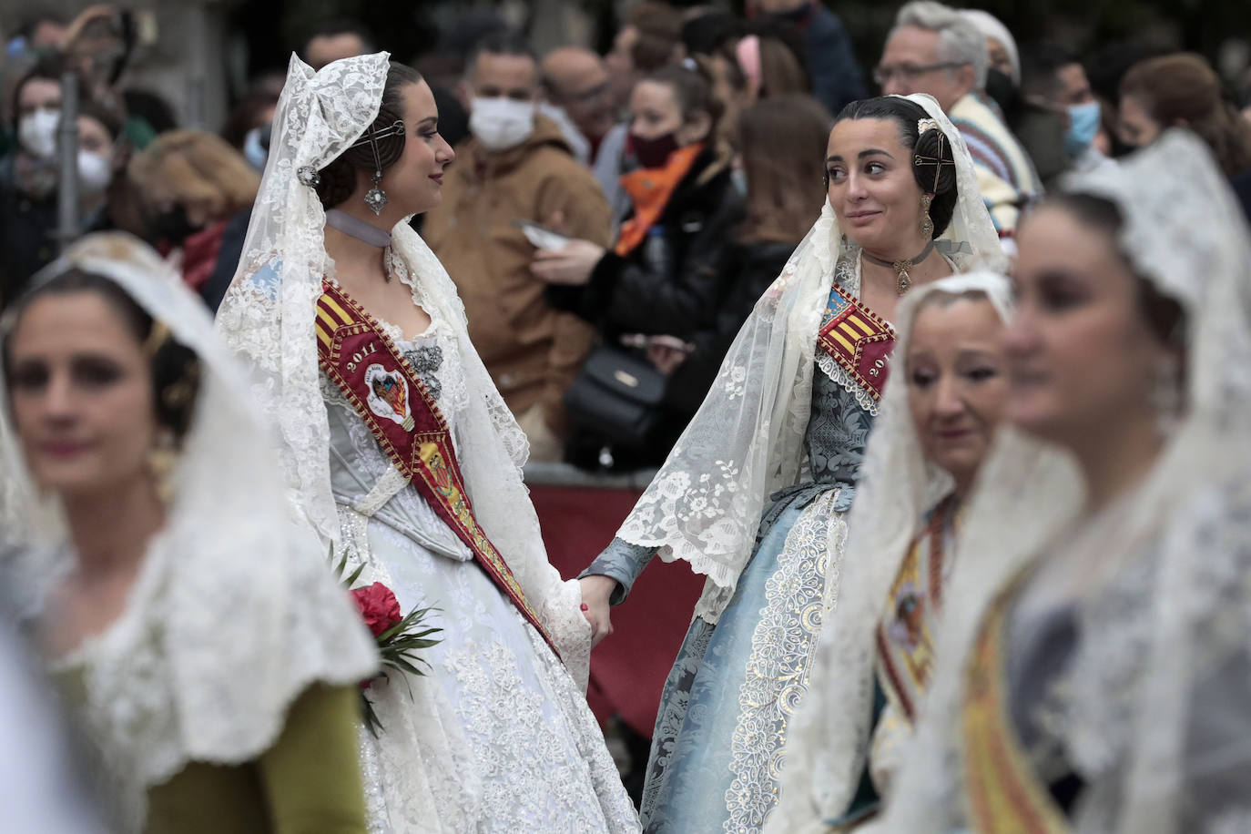 El fervor a la Virgen de los Desemperados continúa en la segunda jornada de la ofrenda de las Fallas. Emoción e ilusión a partes iguales. Además, este viernes, el tiempo ha dado una tregua a los falleros, que han podido desfilar hasta hasta la Mare de Déu sin lluvia. 