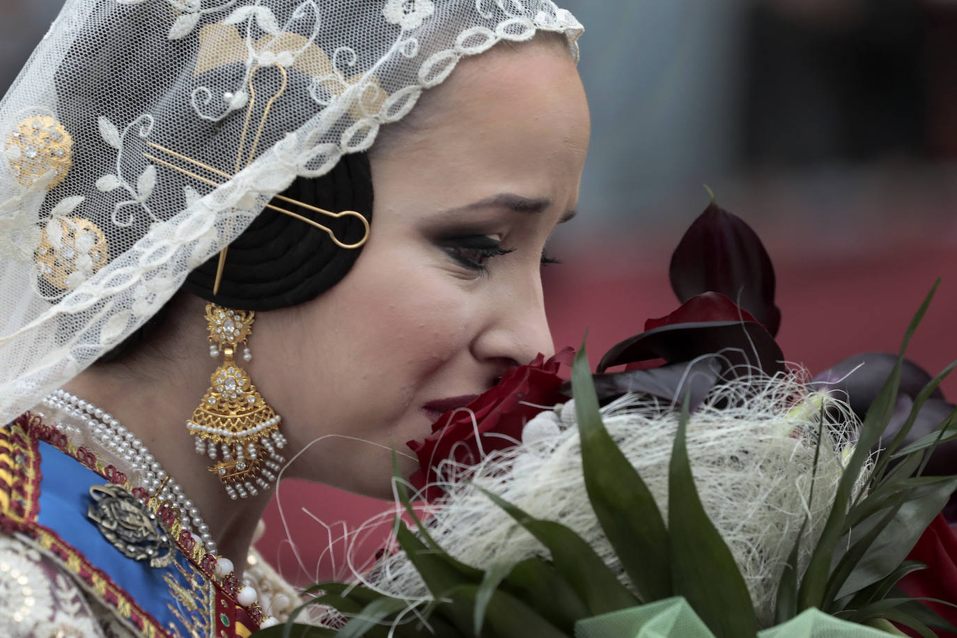 El fervor a la Virgen de los Desemperados continúa en la segunda jornada de la ofrenda de las Fallas. Emoción e ilusión a partes iguales. Además, este viernes, el tiempo ha dado una tregua a los falleros, que han podido desfilar hasta hasta la Mare de Déu sin lluvia. 