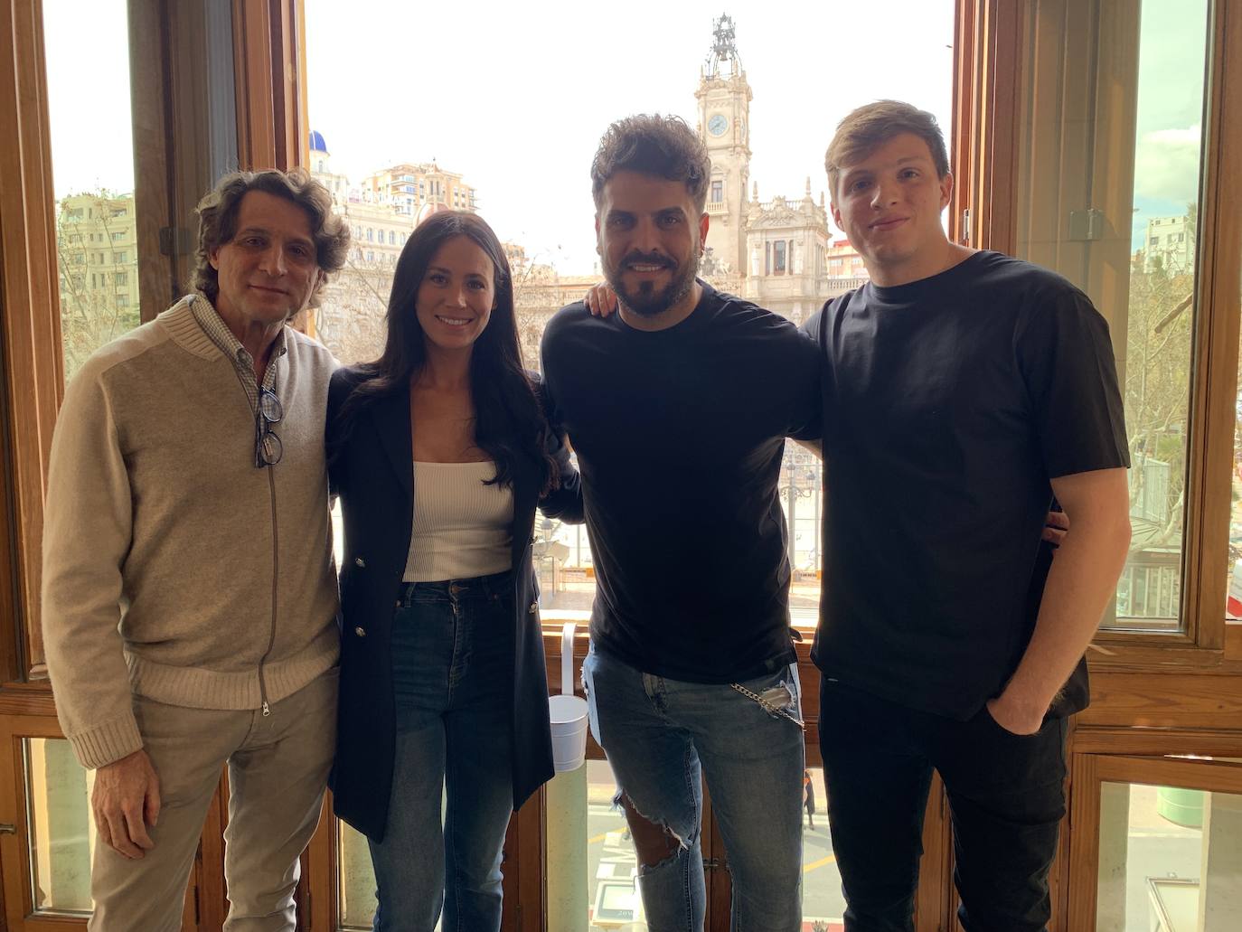 El profesor José Remohí con Javi, cantante de Bombai y su novia Irene, junto a Pablo Remohí.