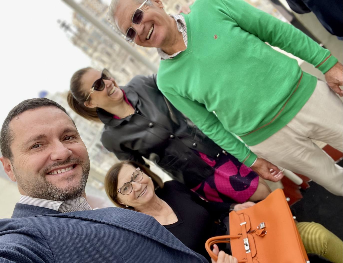 Ximo Ros, Conchín Navasquillo, Montse Salamanca y Joaquín Ros en el balcón del Ateneo.