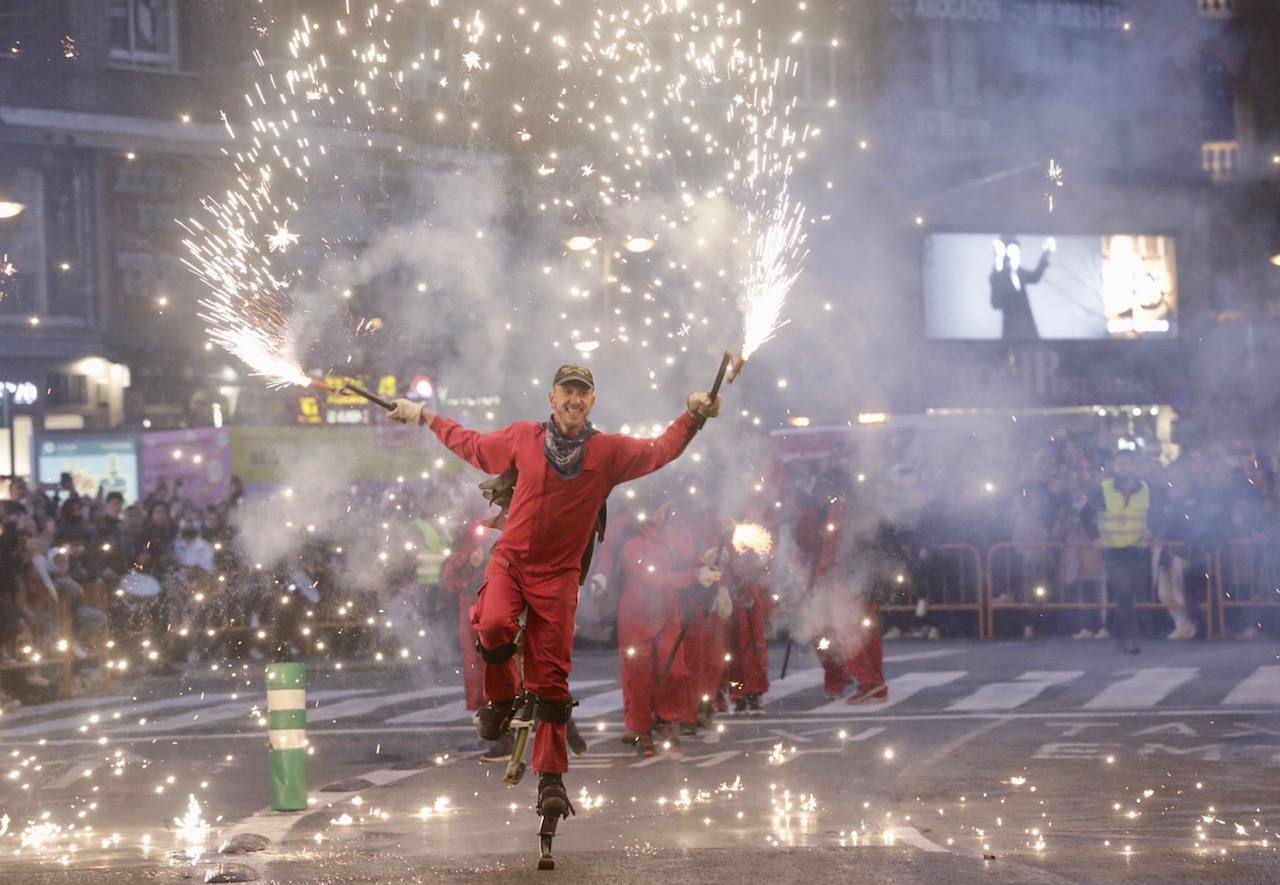 La Cabalgata del Fuego es el preludio de la noche de la Cremà de Fallas. Se trata de un espectáculo de luz y de pólvora que simboliza la exaltación del fuego, el protagonista de la noche en la que los valencianos se despiden de las Fallas. Cientos de personas han paseado por el centro de Valencia jugando con el fuego al son de la música. 