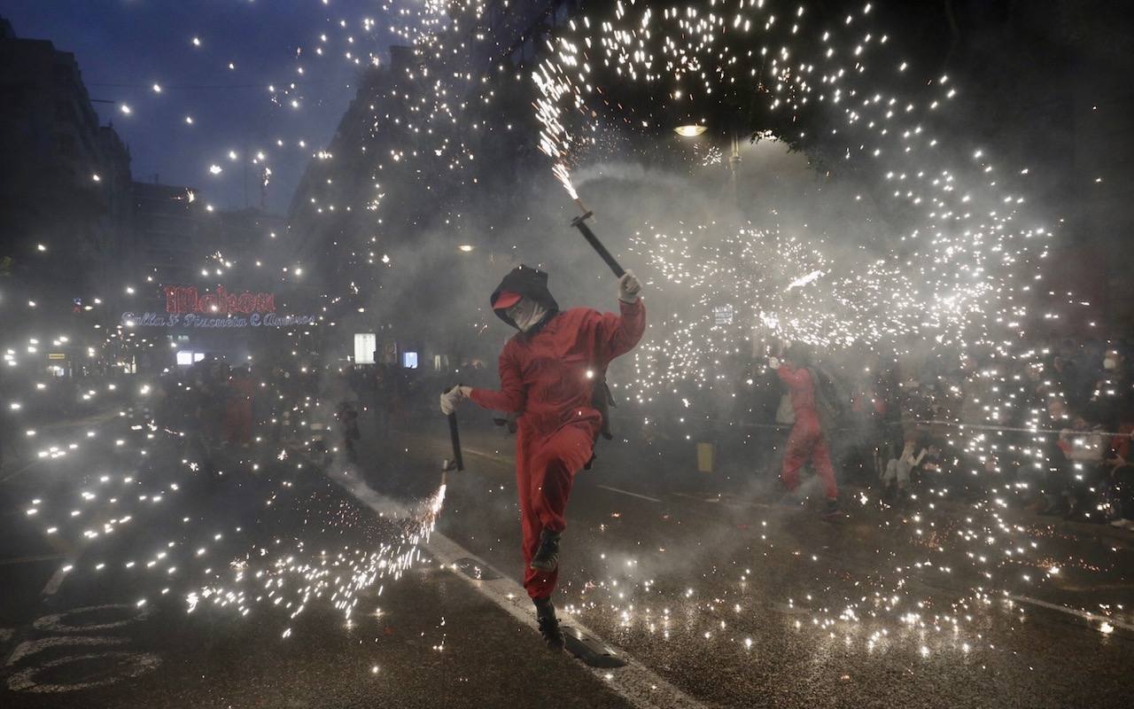 La Cabalgata del Fuego es el preludio de la noche de la Cremà de Fallas. Se trata de un espectáculo de luz y de pólvora que simboliza la exaltación del fuego, el protagonista de la noche en la que los valencianos se despiden de las Fallas. Cientos de personas han paseado por el centro de Valencia jugando con el fuego al son de la música. 