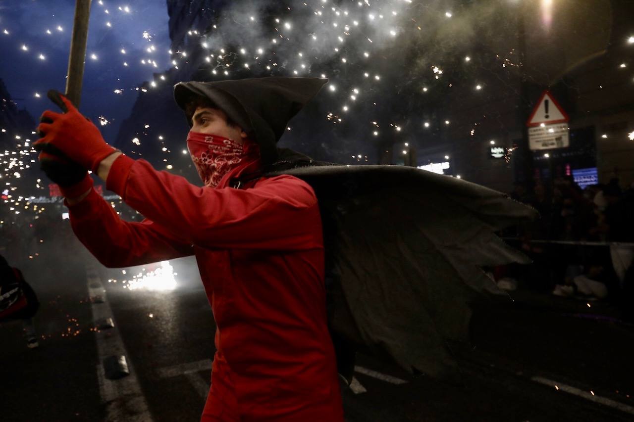 La Cabalgata del Fuego es el preludio de la noche de la Cremà de Fallas. Se trata de un espectáculo de luz y de pólvora que simboliza la exaltación del fuego, el protagonista de la noche en la que los valencianos se despiden de las Fallas. Cientos de personas han paseado por el centro de Valencia jugando con el fuego al son de la música. 