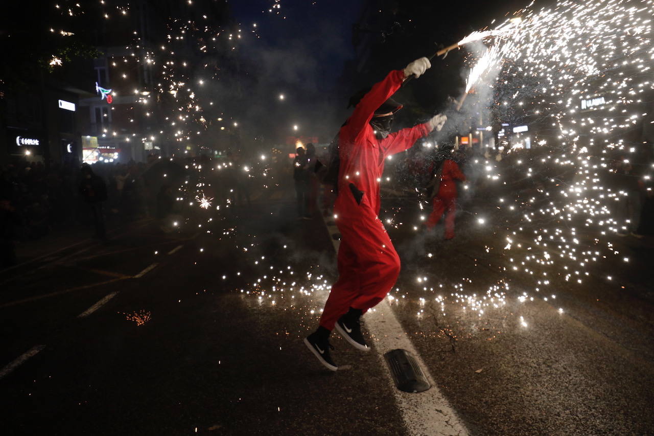 La Cabalgata del Fuego es el preludio de la noche de la Cremà de Fallas. Se trata de un espectáculo de luz y de pólvora que simboliza la exaltación del fuego, el protagonista de la noche en la que los valencianos se despiden de las Fallas. Cientos de personas han paseado por el centro de Valencia jugando con el fuego al son de la música. 