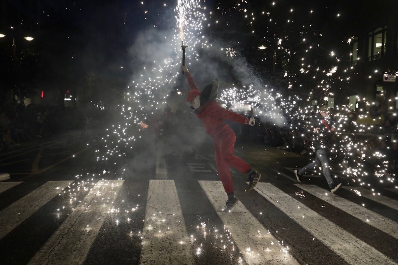 La Cabalgata del Fuego es el preludio de la noche de la Cremà de Fallas. Se trata de un espectáculo de luz y de pólvora que simboliza la exaltación del fuego, el protagonista de la noche en la que los valencianos se despiden de las Fallas. Cientos de personas han paseado por el centro de Valencia jugando con el fuego al son de la música. 