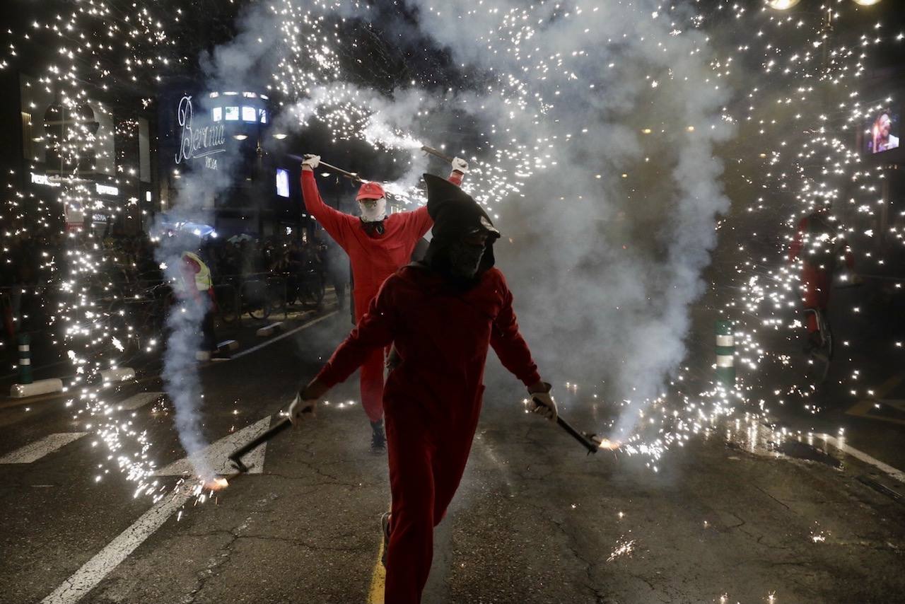 La Cabalgata del Fuego es el preludio de la noche de la Cremà de Fallas. Se trata de un espectáculo de luz y de pólvora que simboliza la exaltación del fuego, el protagonista de la noche en la que los valencianos se despiden de las Fallas. Cientos de personas han paseado por el centro de Valencia jugando con el fuego al son de la música. 