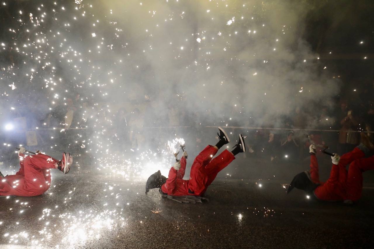 La Cabalgata del Fuego es el preludio de la noche de la Cremà de Fallas. Se trata de un espectáculo de luz y de pólvora que simboliza la exaltación del fuego, el protagonista de la noche en la que los valencianos se despiden de las Fallas. Cientos de personas han paseado por el centro de Valencia jugando con el fuego al son de la música. 