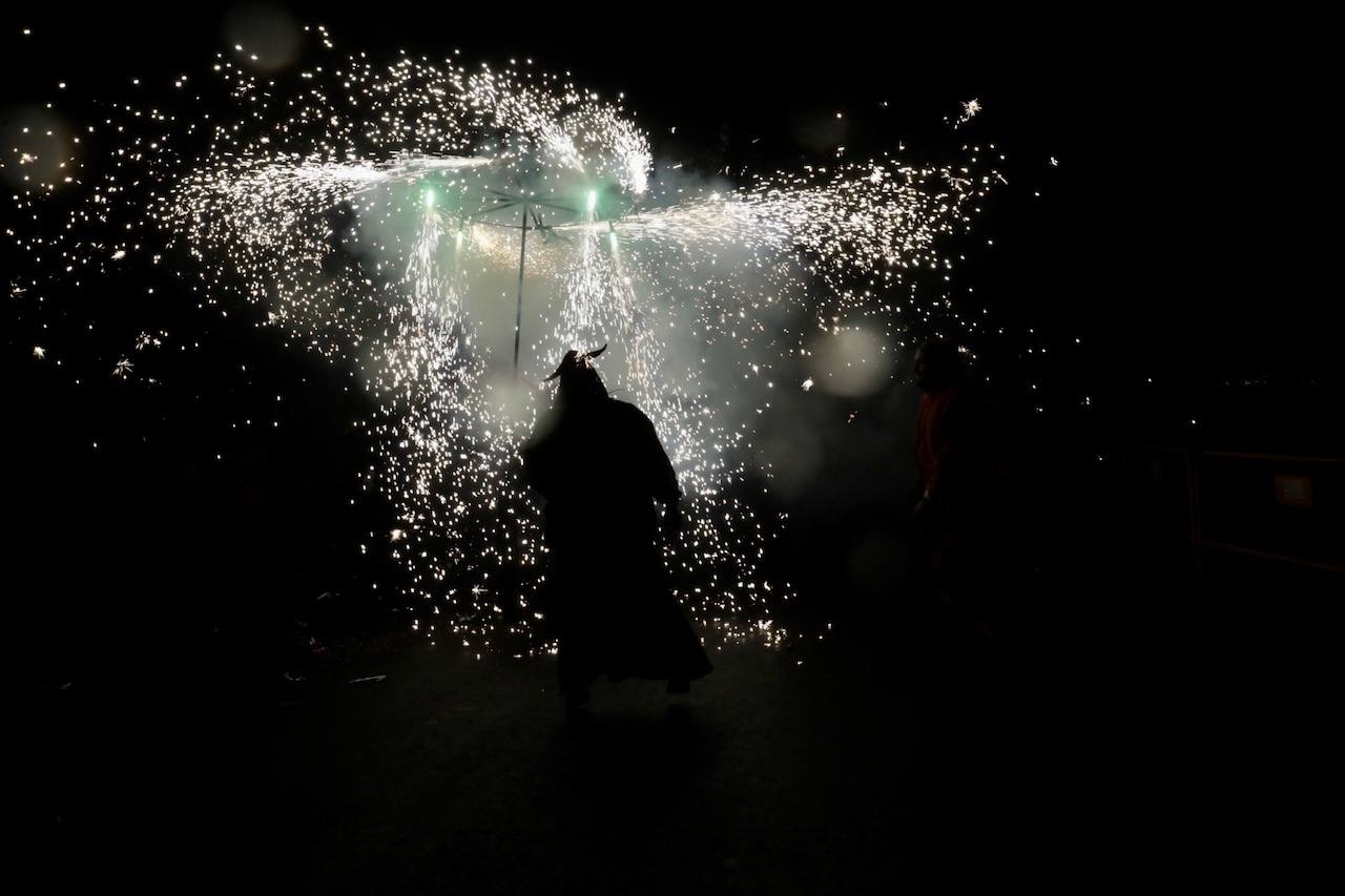 La Cabalgata del Fuego es el preludio de la noche de la Cremà de Fallas. Se trata de un espectáculo de luz y de pólvora que simboliza la exaltación del fuego, el protagonista de la noche en la que los valencianos se despiden de las Fallas. Cientos de personas han paseado por el centro de Valencia jugando con el fuego al son de la música. 