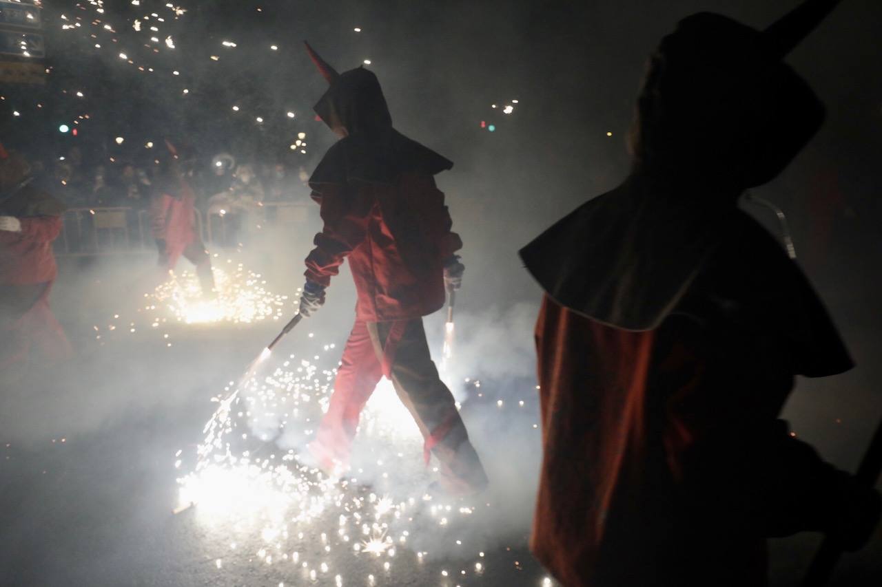 La Cabalgata del Fuego es el preludio de la noche de la Cremà de Fallas. Se trata de un espectáculo de luz y de pólvora que simboliza la exaltación del fuego, el protagonista de la noche en la que los valencianos se despiden de las Fallas. Cientos de personas han paseado por el centro de Valencia jugando con el fuego al son de la música. 