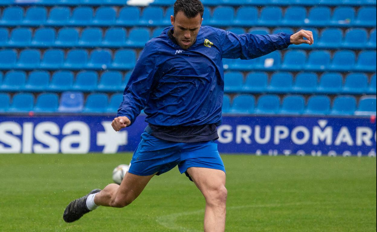 El defensa central del Hércules Carlos David, durante el entrenamiento de este sábado en el Rico Pérez. 